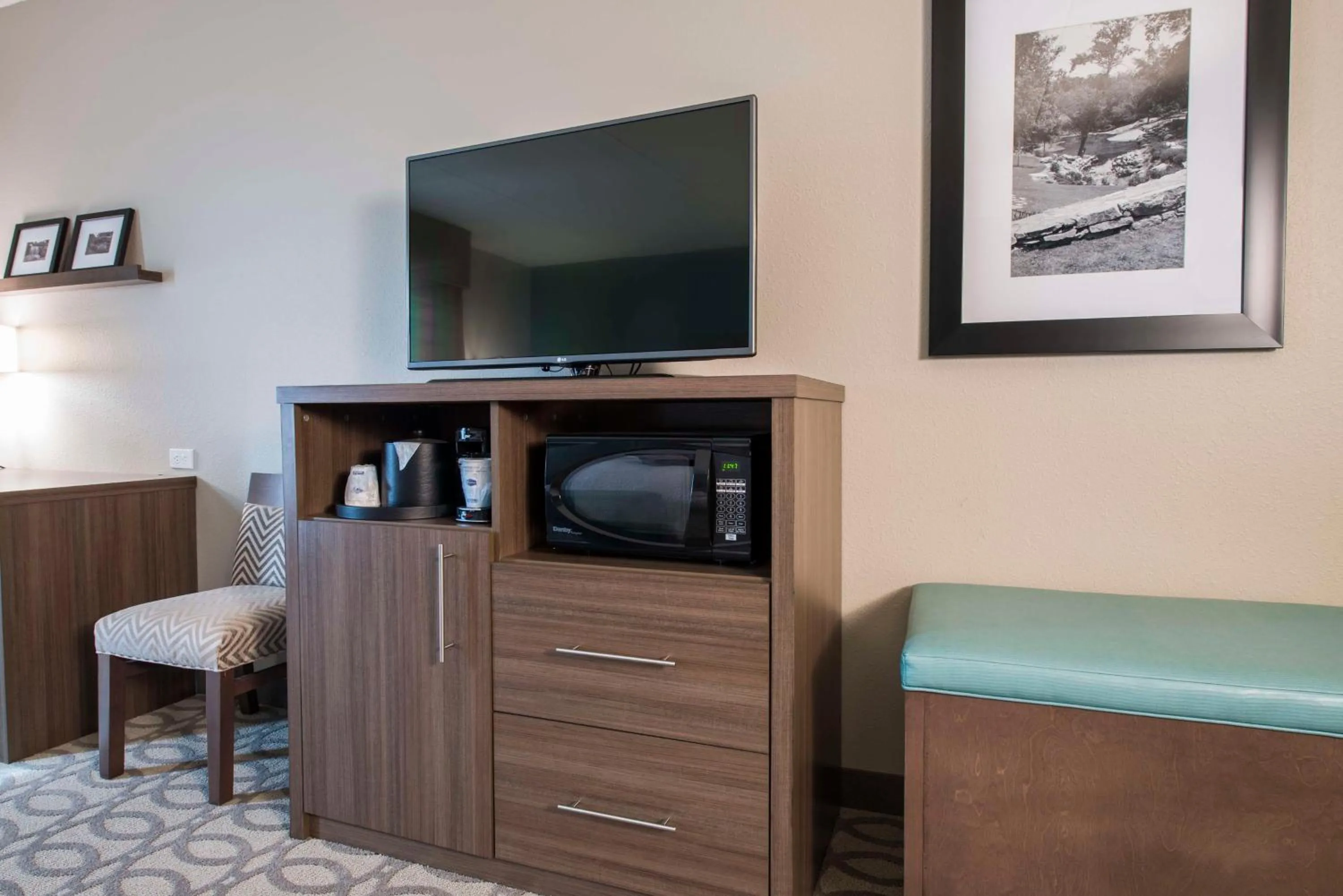 Bed in Hampton Inn Greenville/I-385 Haywood Mall, SC