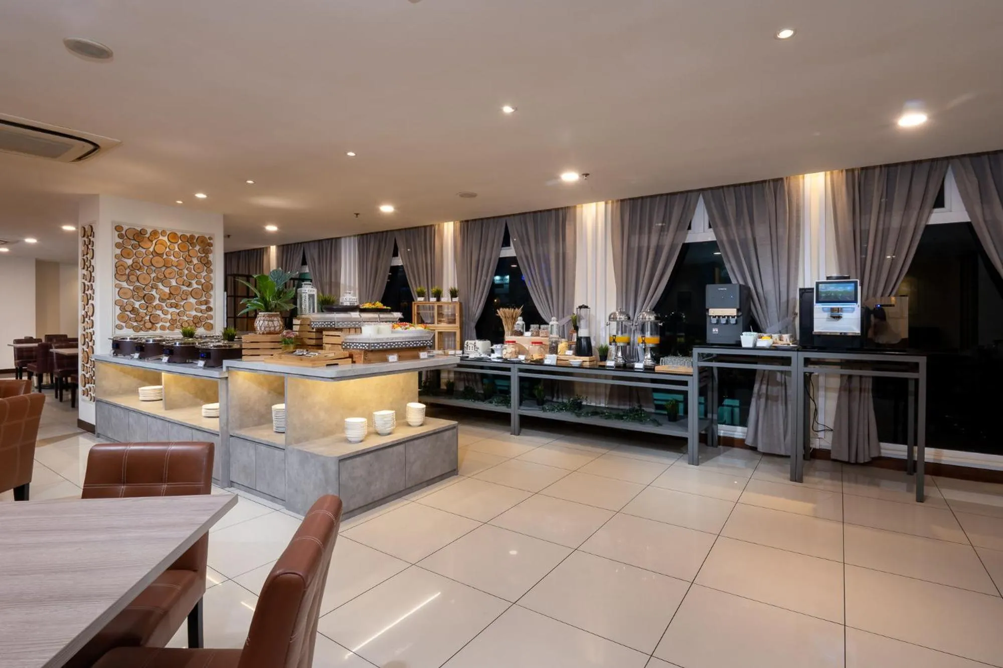 Restaurant/places to eat in One Pacific Hotel and Serviced Apartments