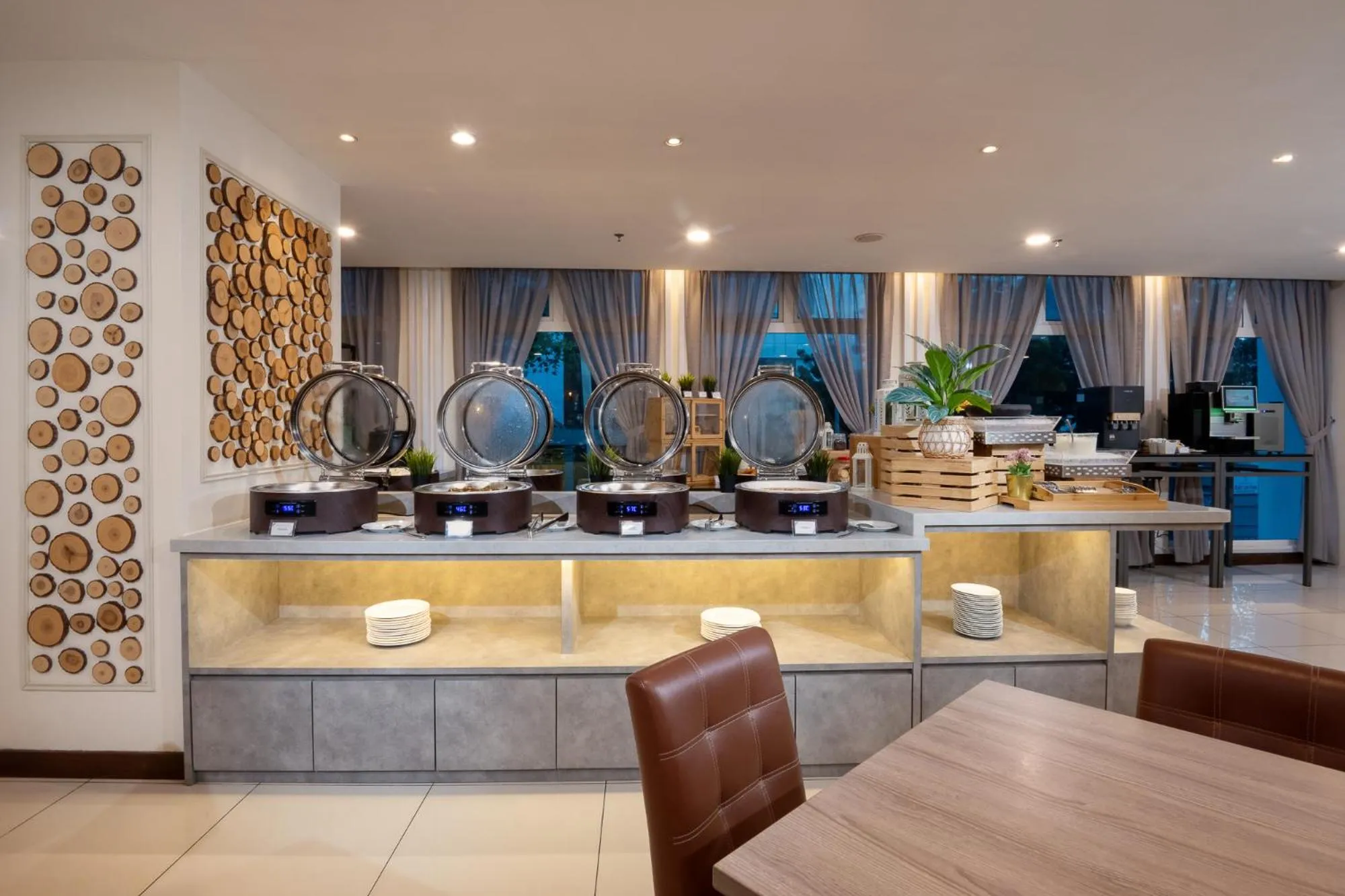 Restaurant/places to eat in One Pacific Hotel and Serviced Apartments