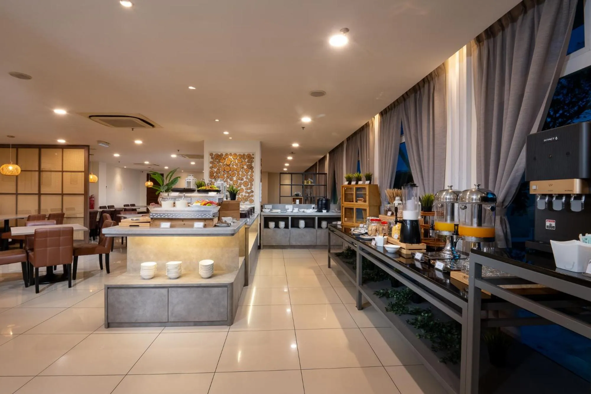 Restaurant/places to eat in One Pacific Hotel and Serviced Apartments