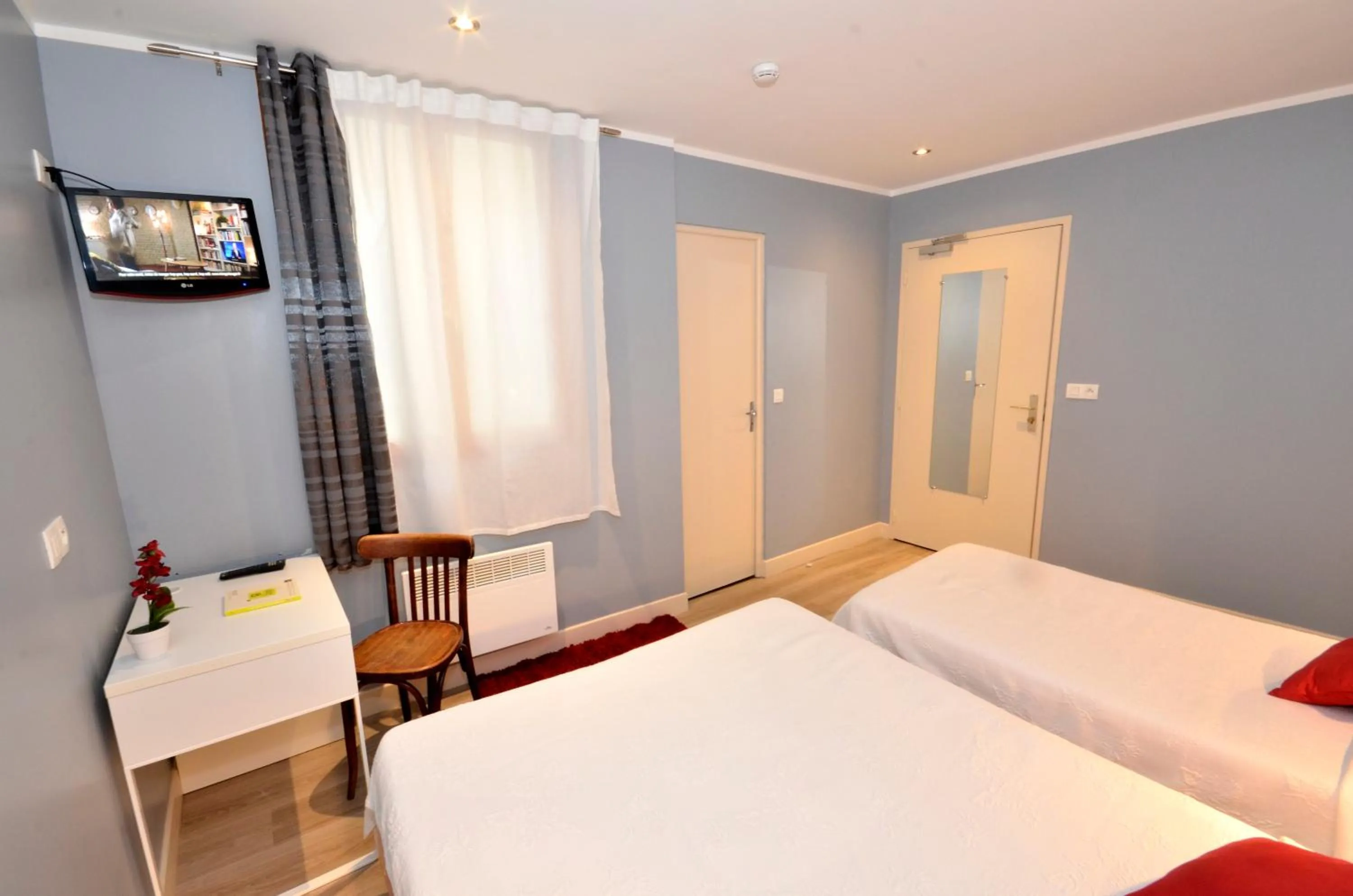 Photo of the whole room, Bed in Hôtel de l'Ours