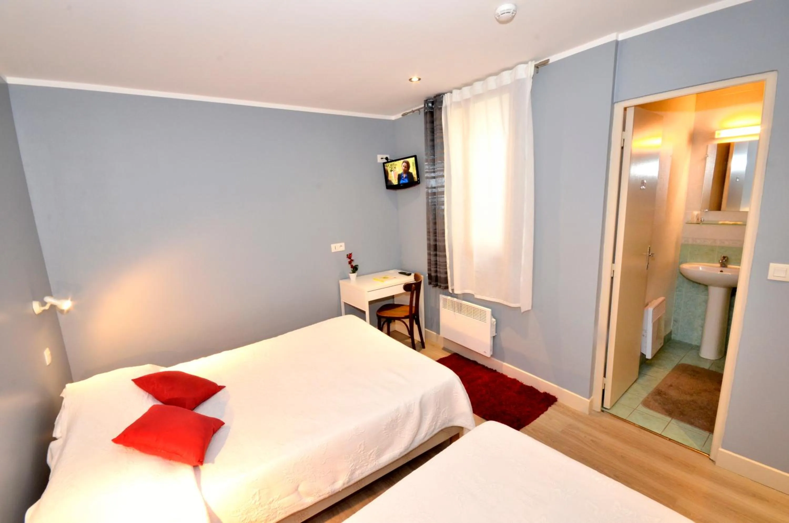 Photo of the whole room, Bed in Hôtel de l'Ours