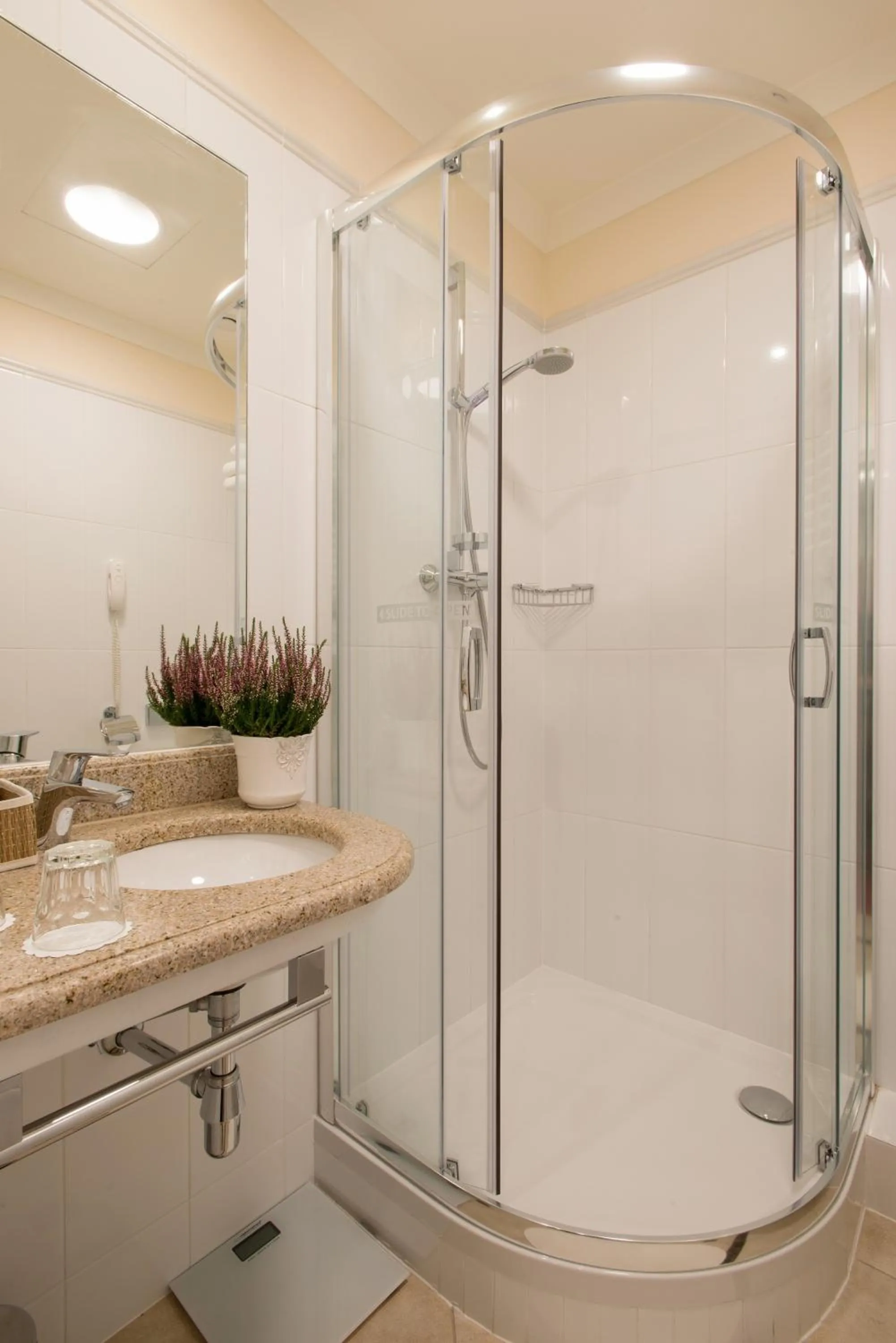 Shower in Hotel Polski Pod Białym Orłem