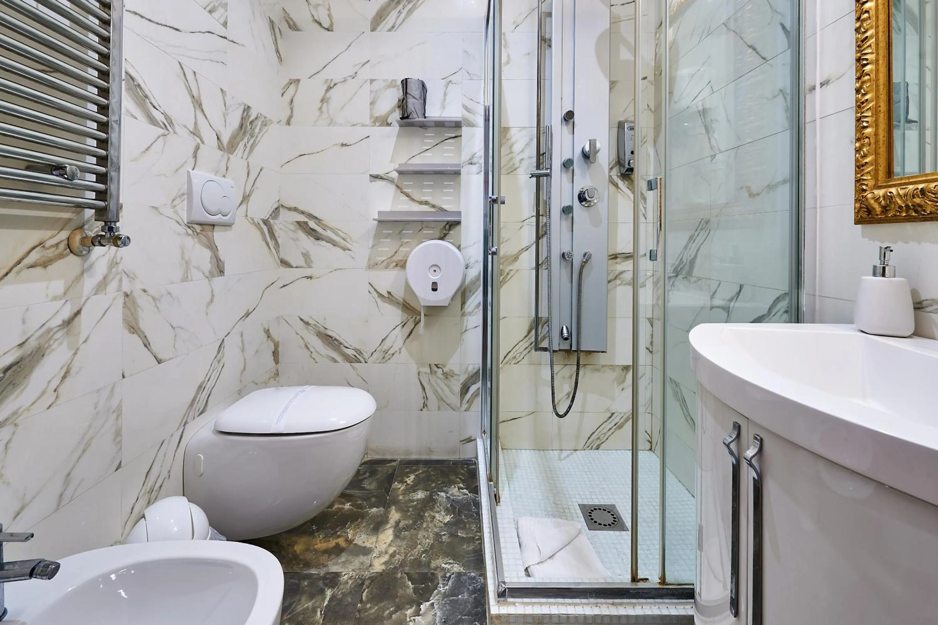 Bathroom in Le Suite Downtown