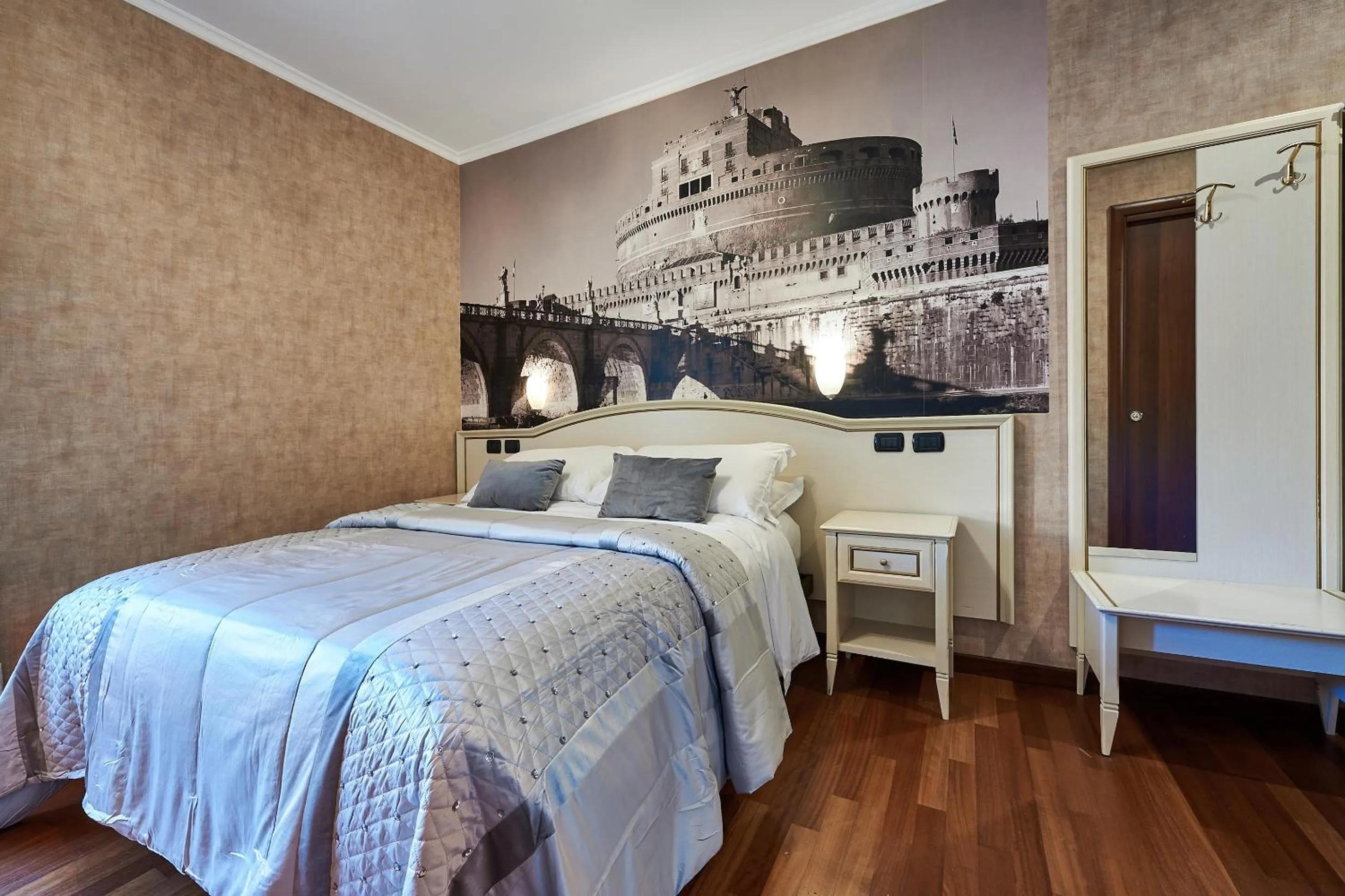 Photo of the whole room, Bed in Le Suite Downtown