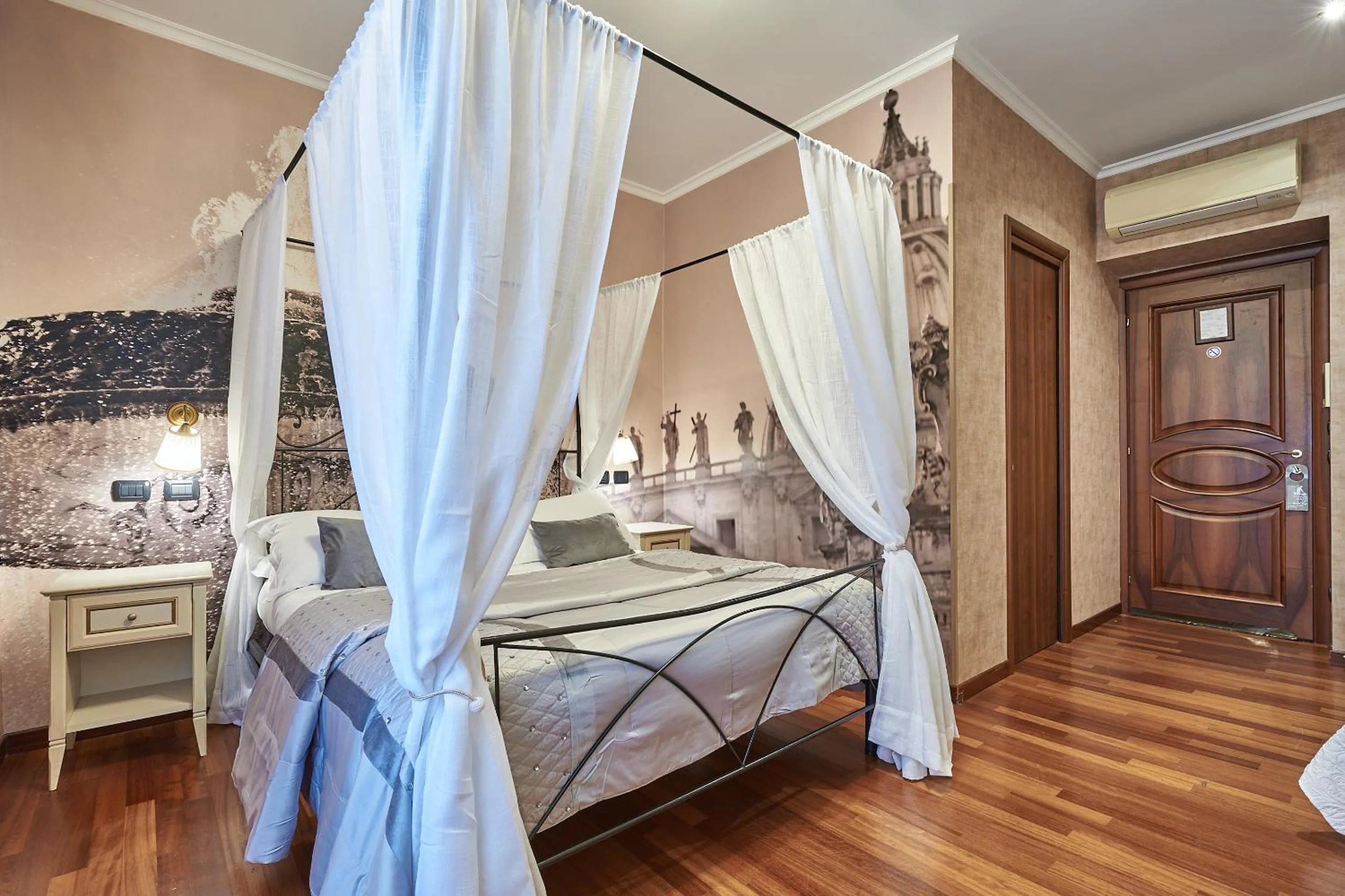 Photo of the whole room, Bed in Le Suite Downtown