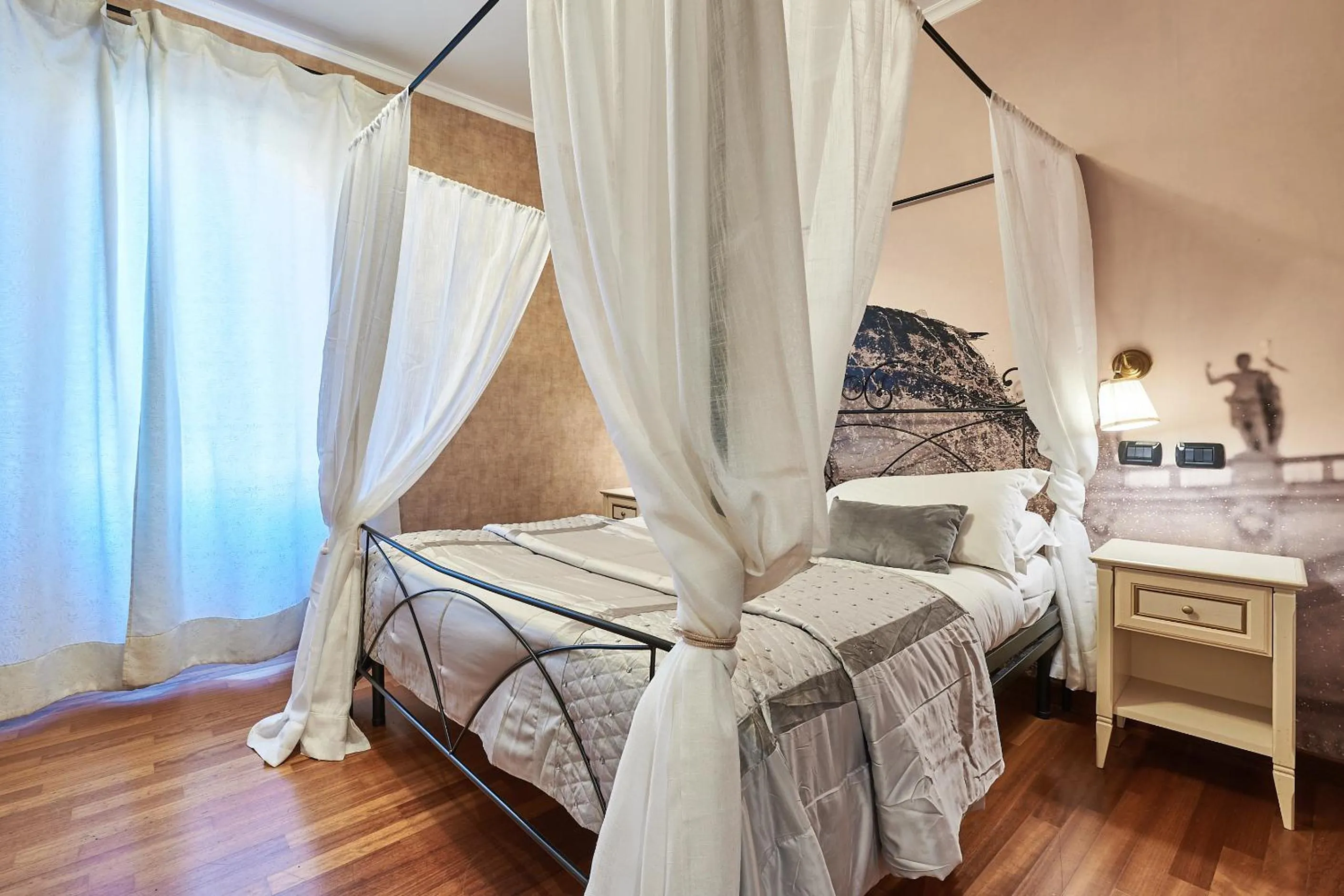 Bedroom, Bed in Le Suite Downtown