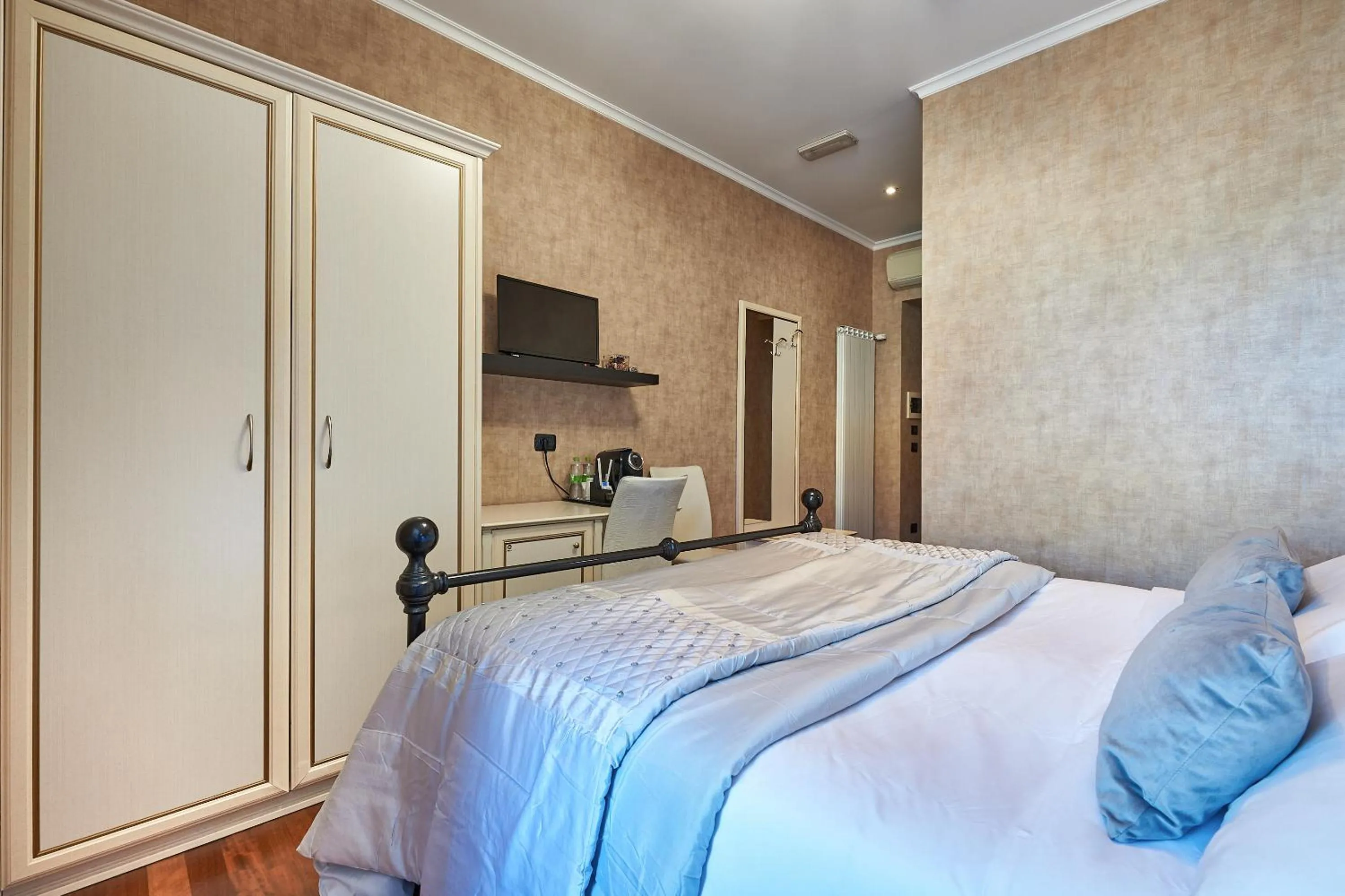 Photo of the whole room, Bed in Le Suite Downtown