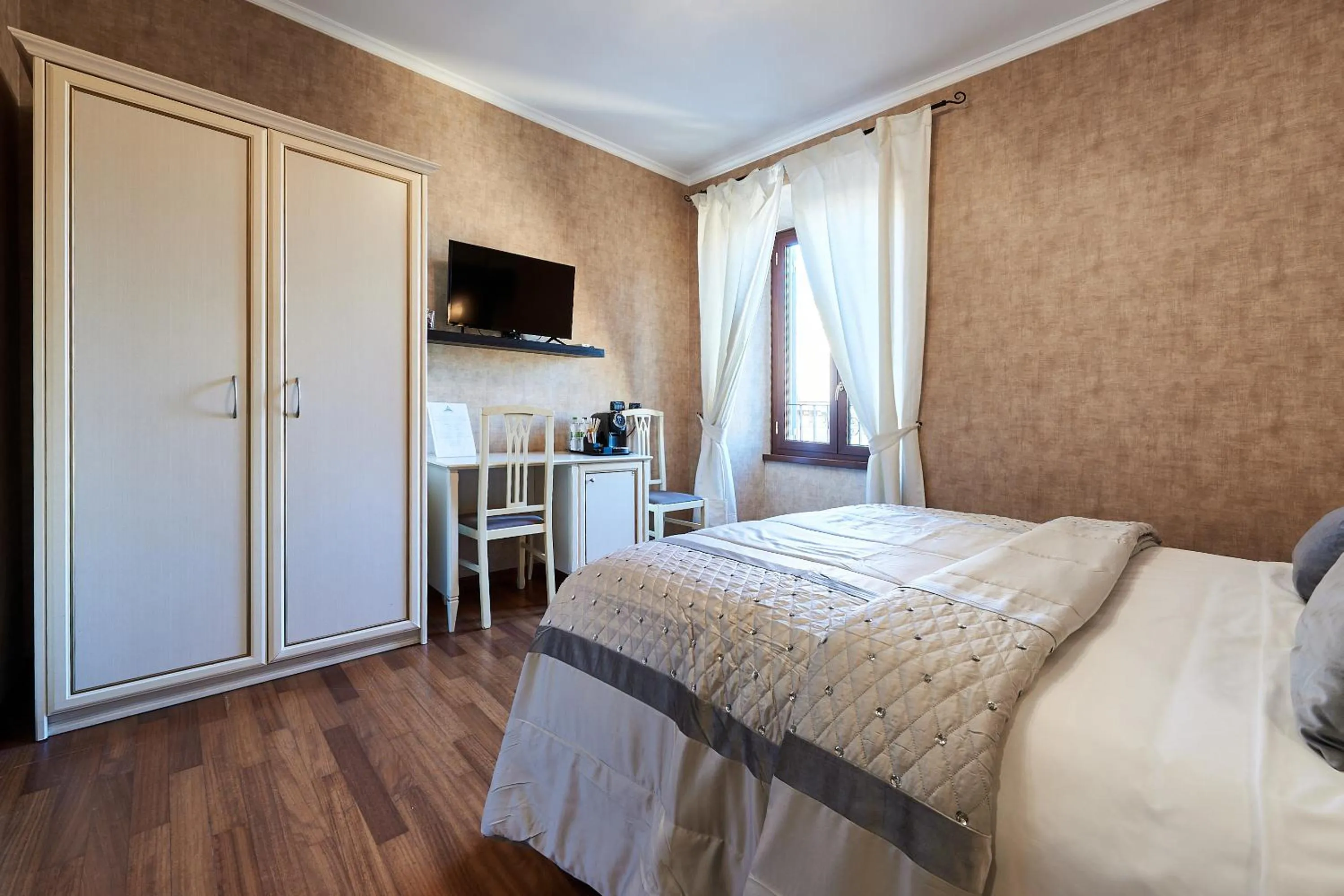 Photo of the whole room, Bed in Le Suite Downtown