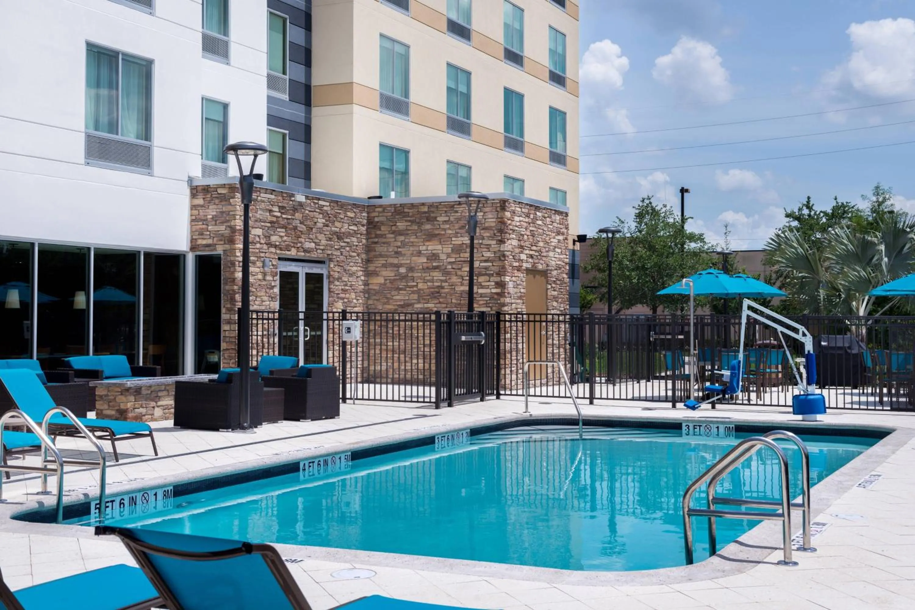 Swimming pool in Fairfield Inn & Suites by Marriott Orlando East/UCF Area