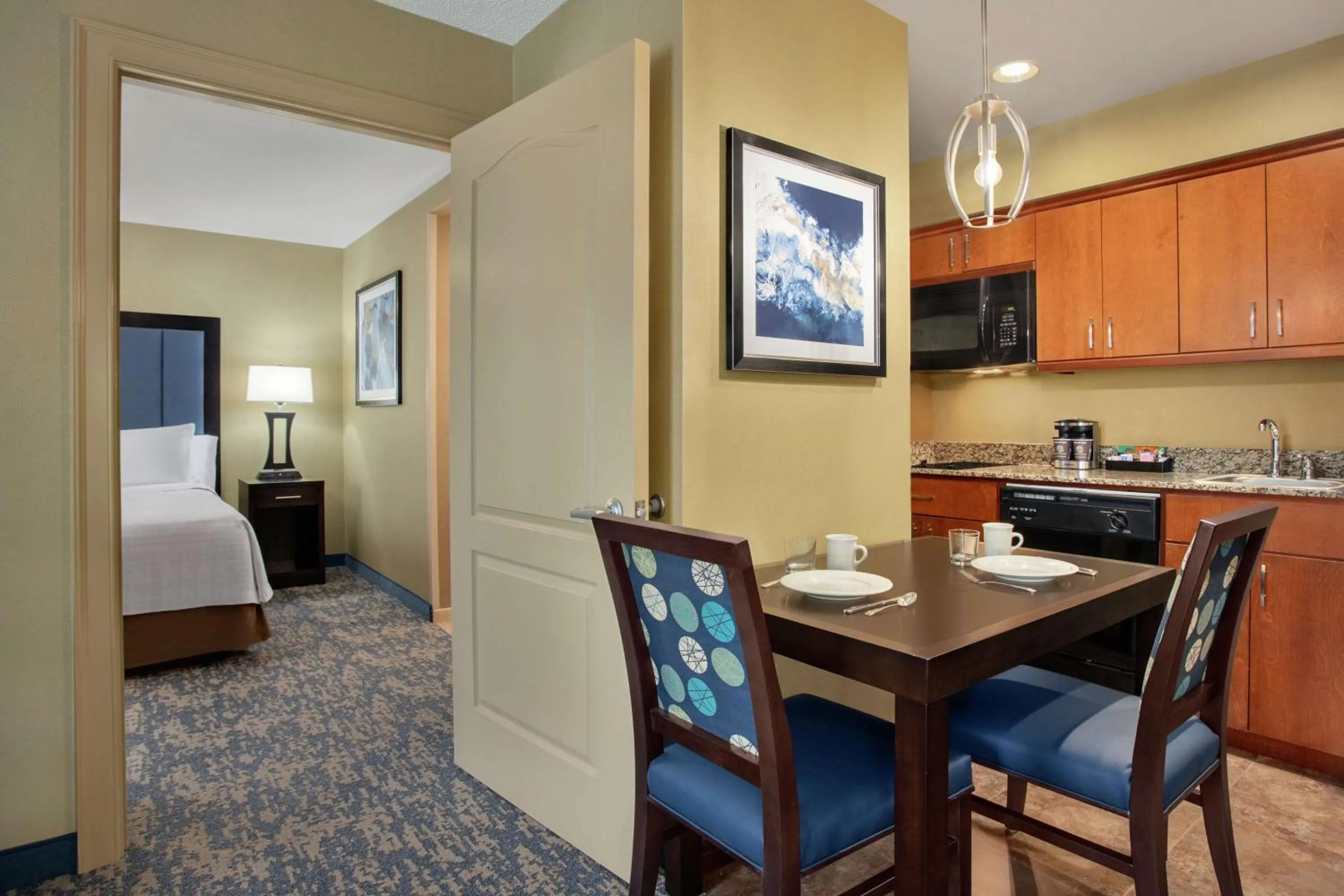 Kitchen or kitchenette, Bed in Homewood Suites by Hilton Fort Smith