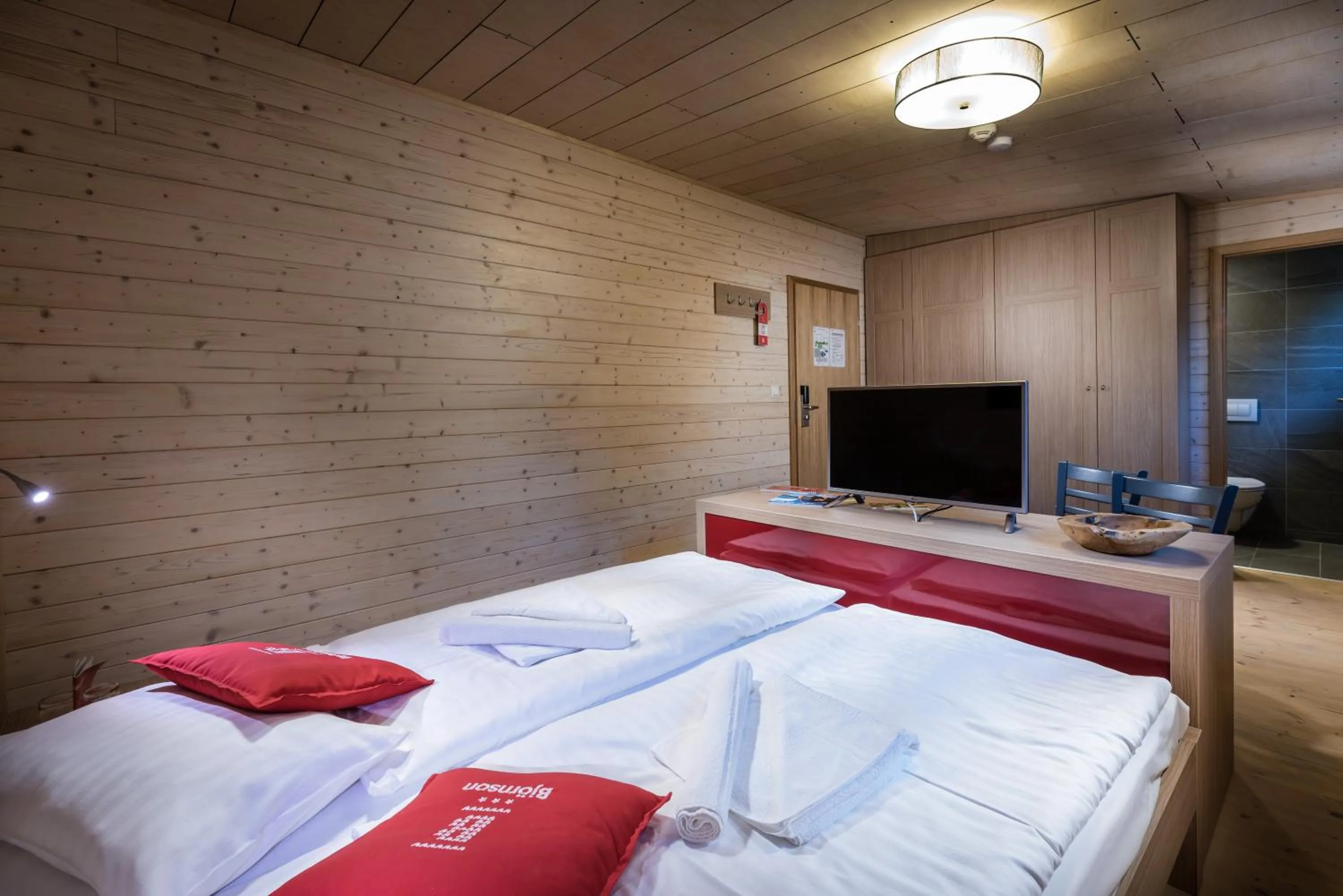 Photo of the whole room, Bed in Hotel Björnson & Björnson TREE HOUSES Jasná