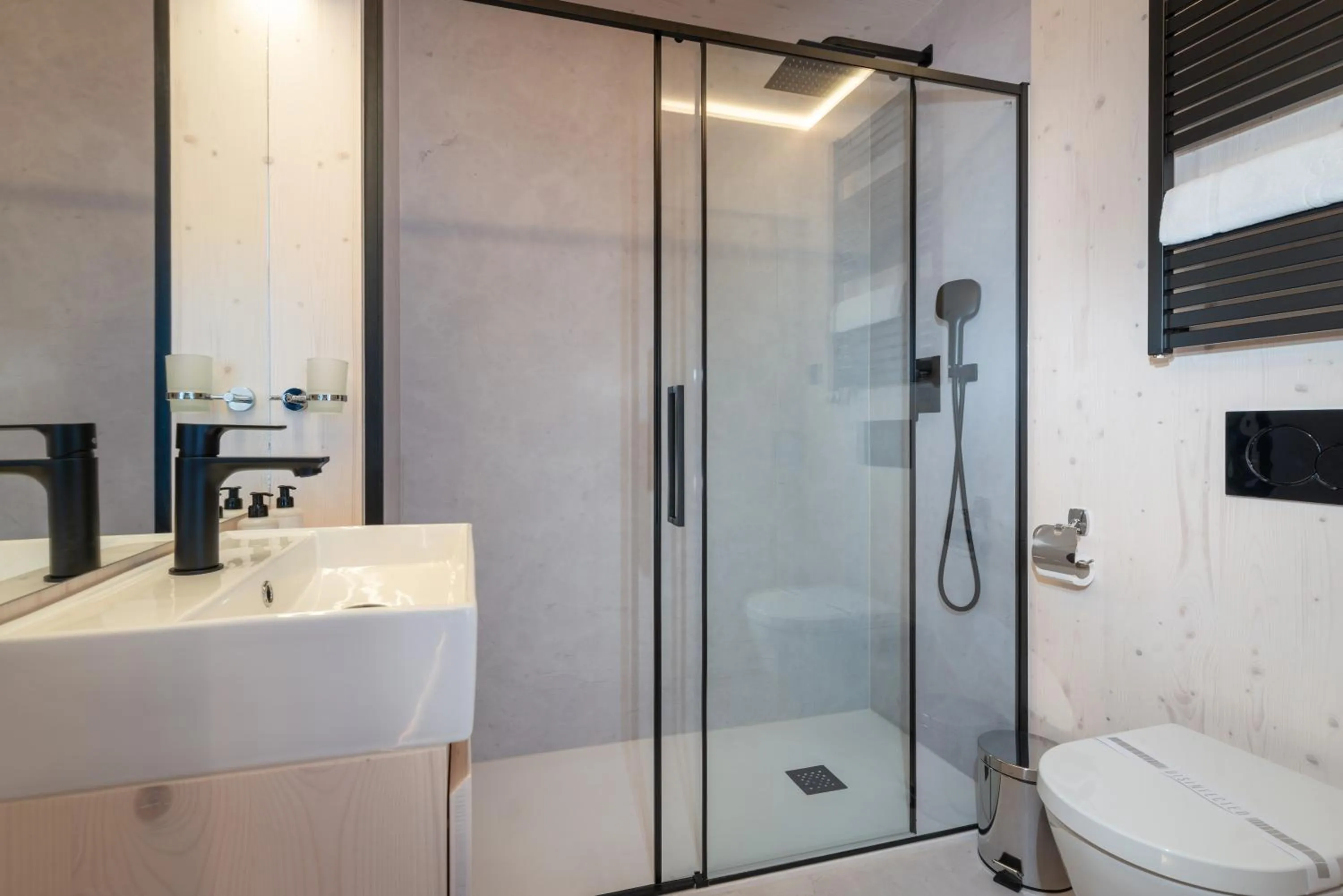 Shower in Hotel Björnson & Björnson TREE HOUSES Jasná