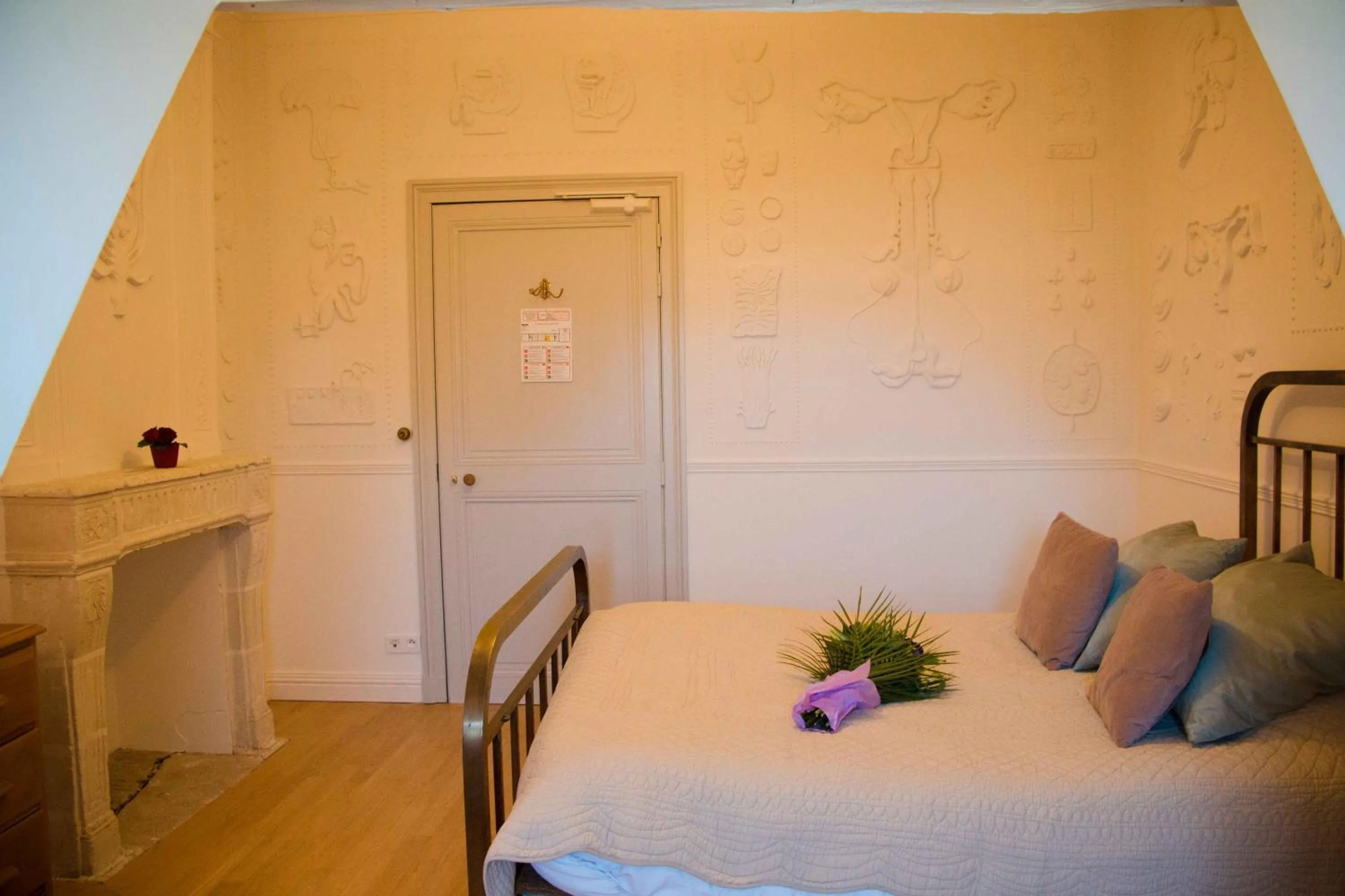 Decorative detail, Bed in Surprenantes - Château du Pé