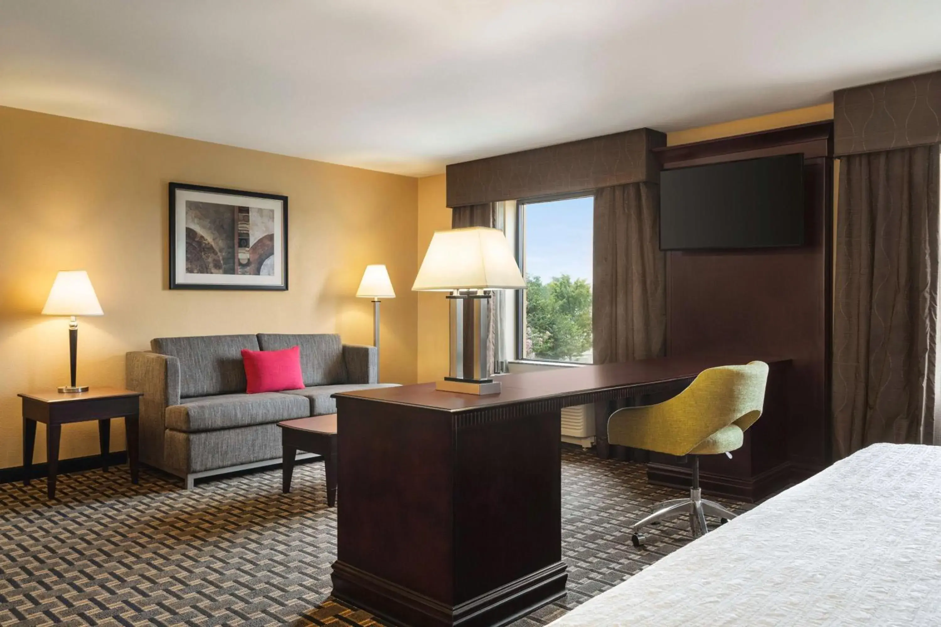 Living room, Bed in Hampton Inn & Suites Pine Bluff Living room, Bed in Hampton Inn & Suites Pine Bluff