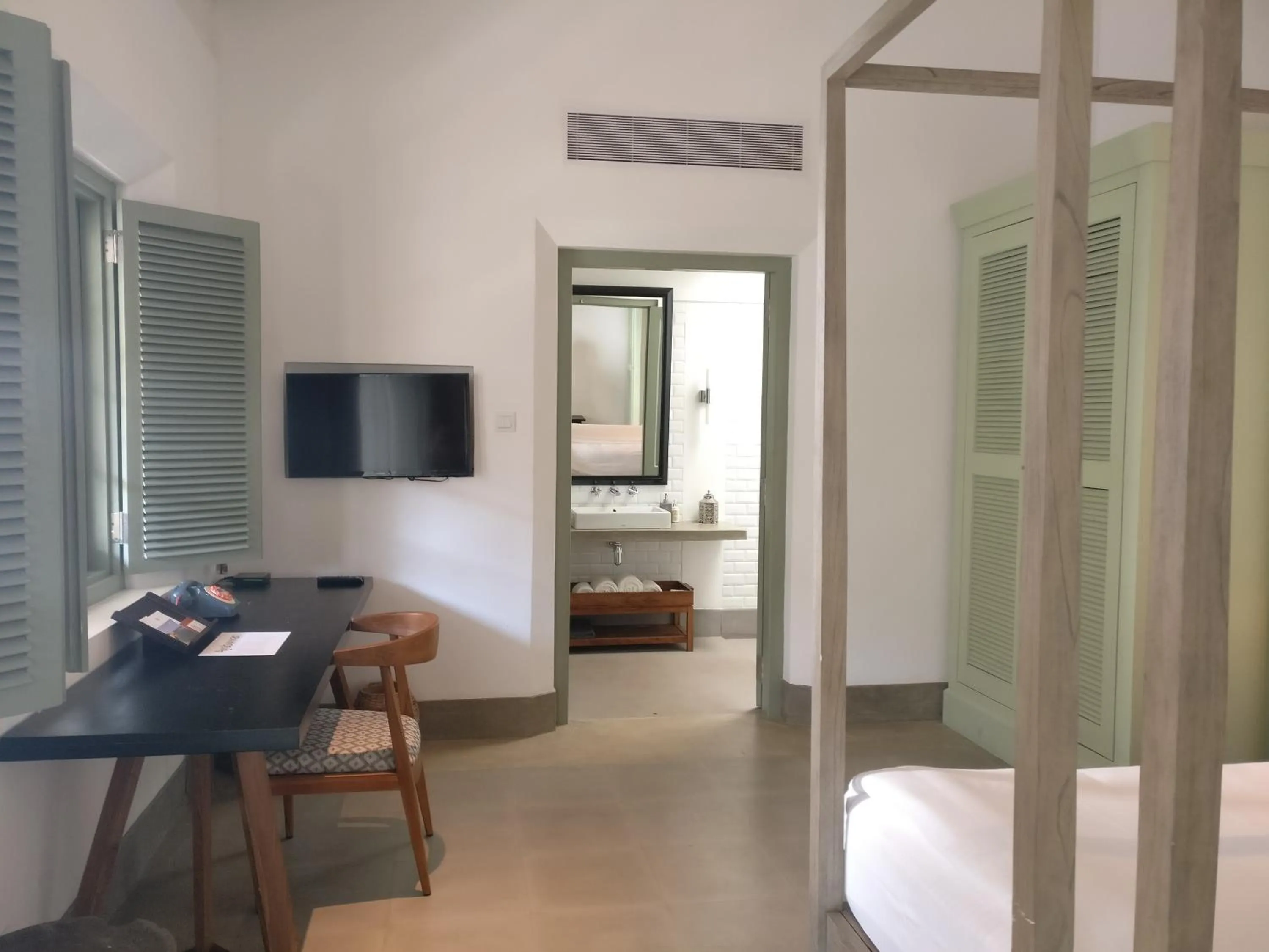 Photo of the whole room in Fort Bazaar