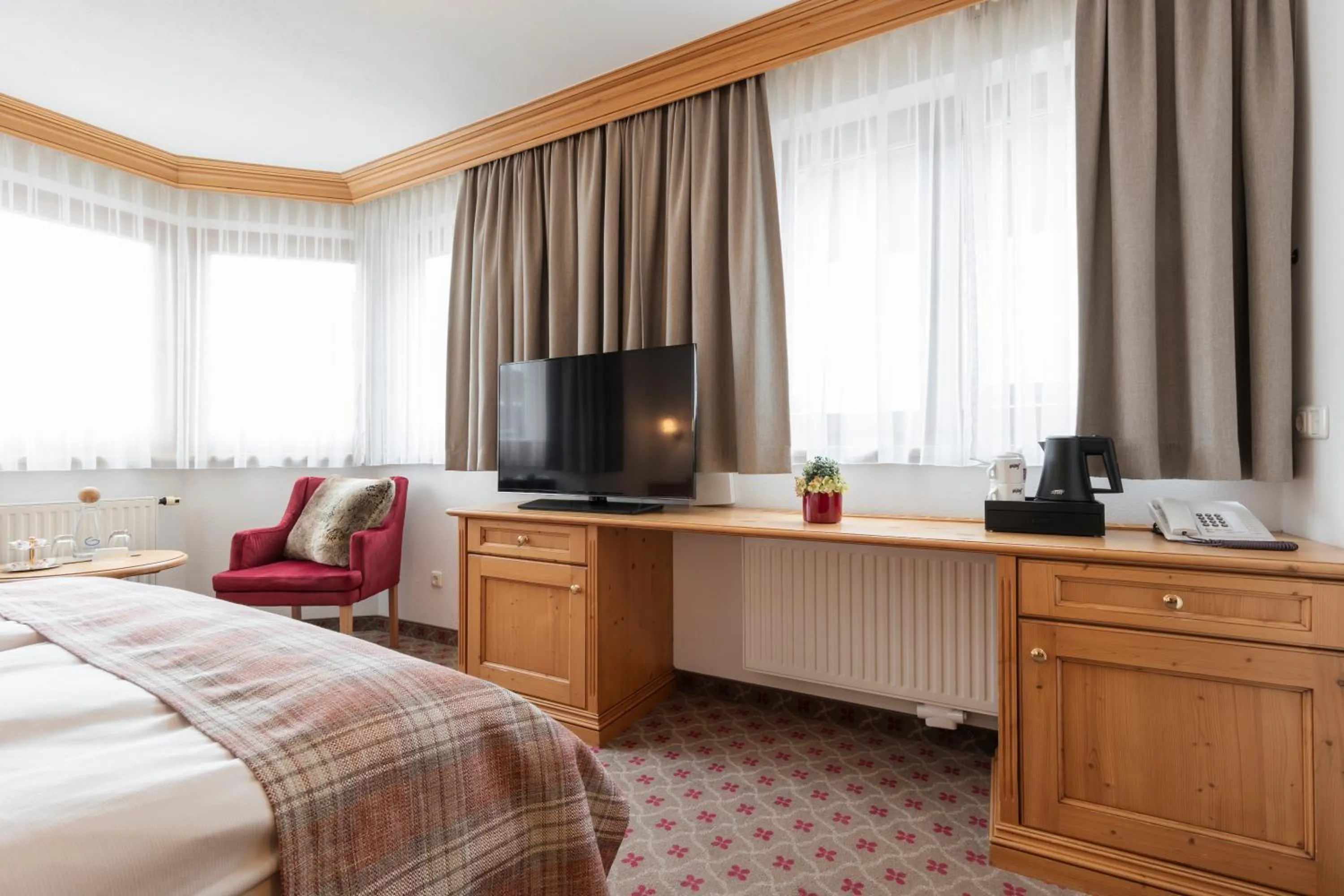 Photo of the whole room, Bed in Hotel Sonne Ischgl