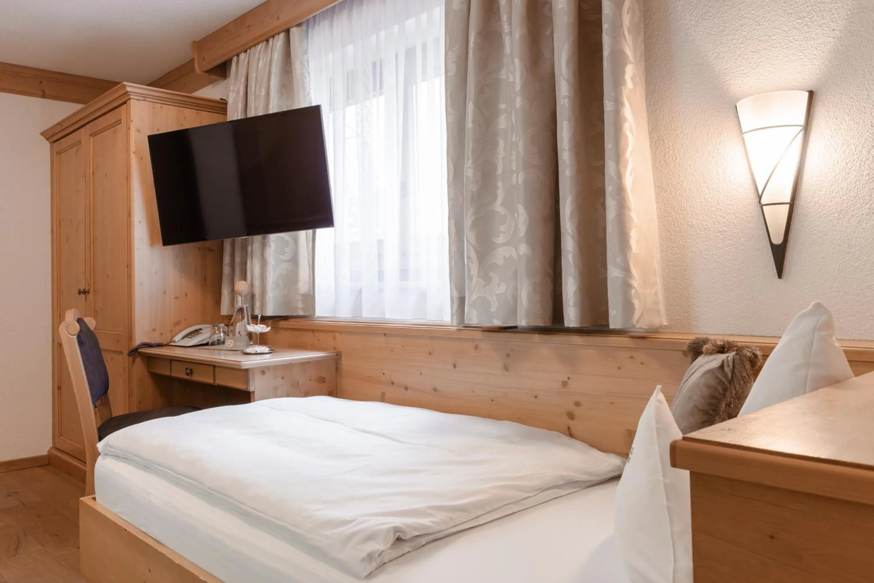 Photo of the whole room, Bed in Hotel Sonne Ischgl