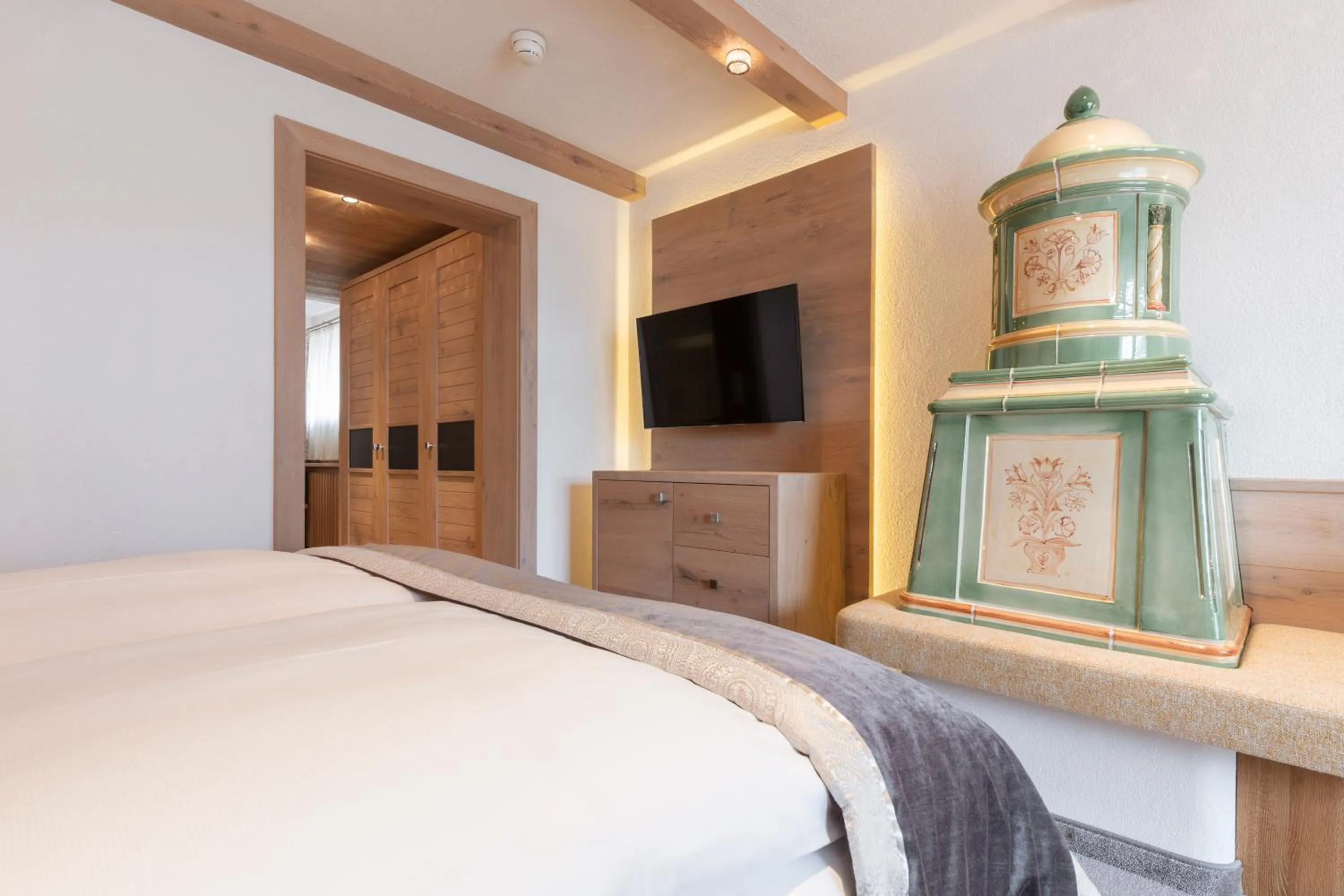 Photo of the whole room, Bed in Hotel Sonne Ischgl