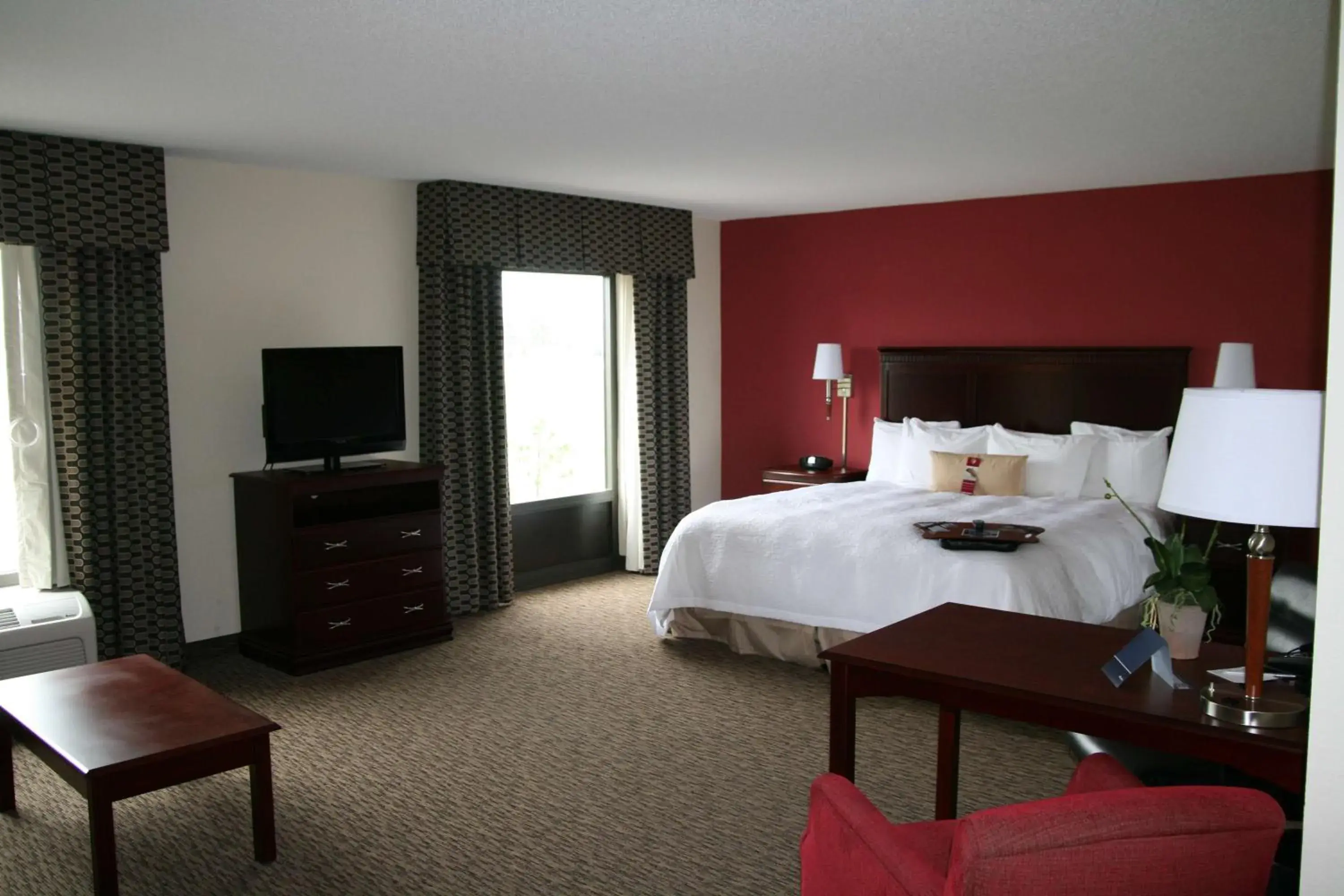 Bed in Hampton Inn & Suites Millington Bed in Hampton Inn & Suites Millington