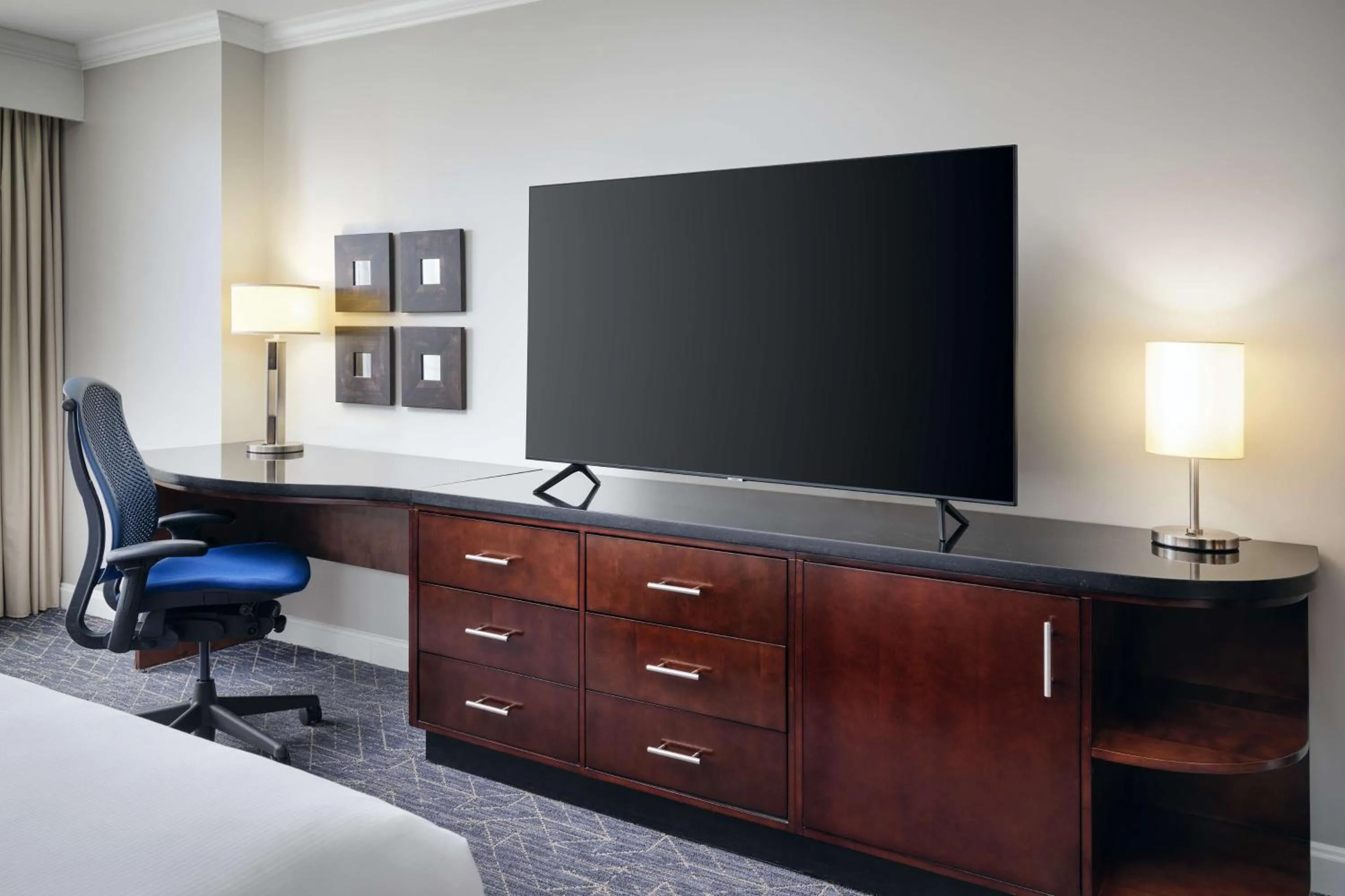 TV and multimedia, Bed in Hilton Richmond Hotel & Spa Short Pump