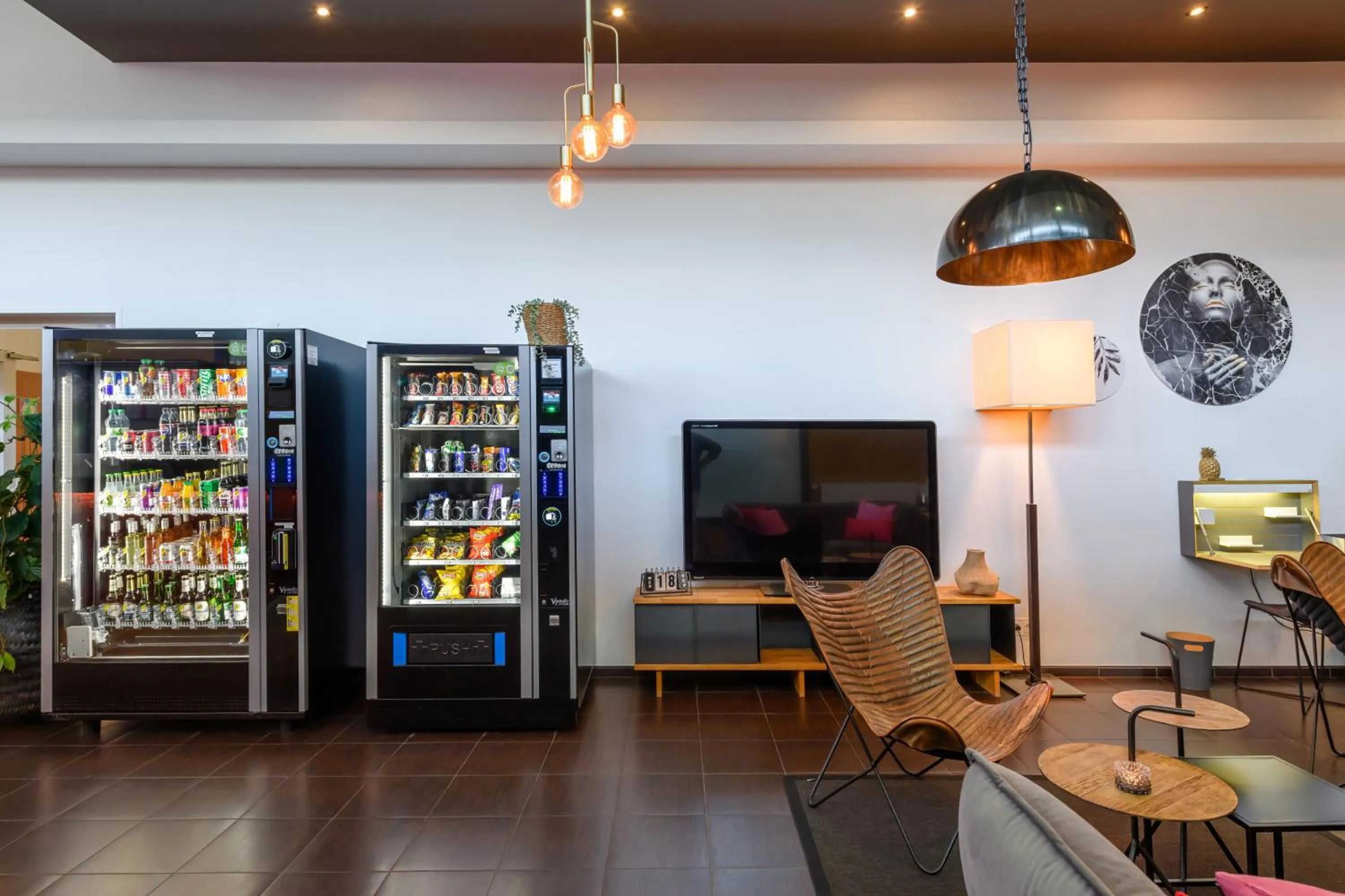 Restaurant/places to eat in SleepinRoomz Boutique Hotel