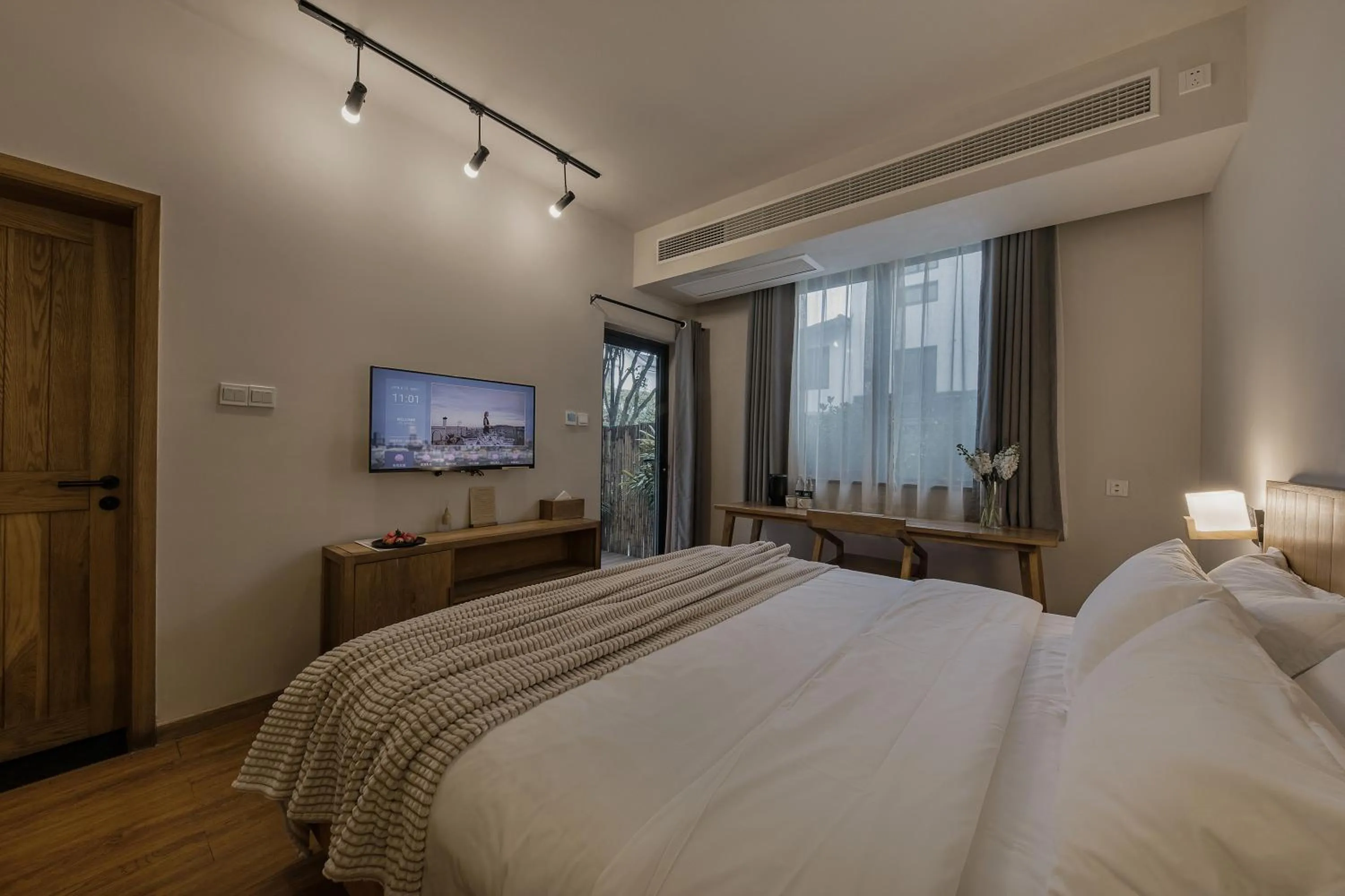 Photo of the whole room, Bed in T innn - West Lake - Yueshang Yunshe Homestay - Hangzhou Taiziwan Park Branch