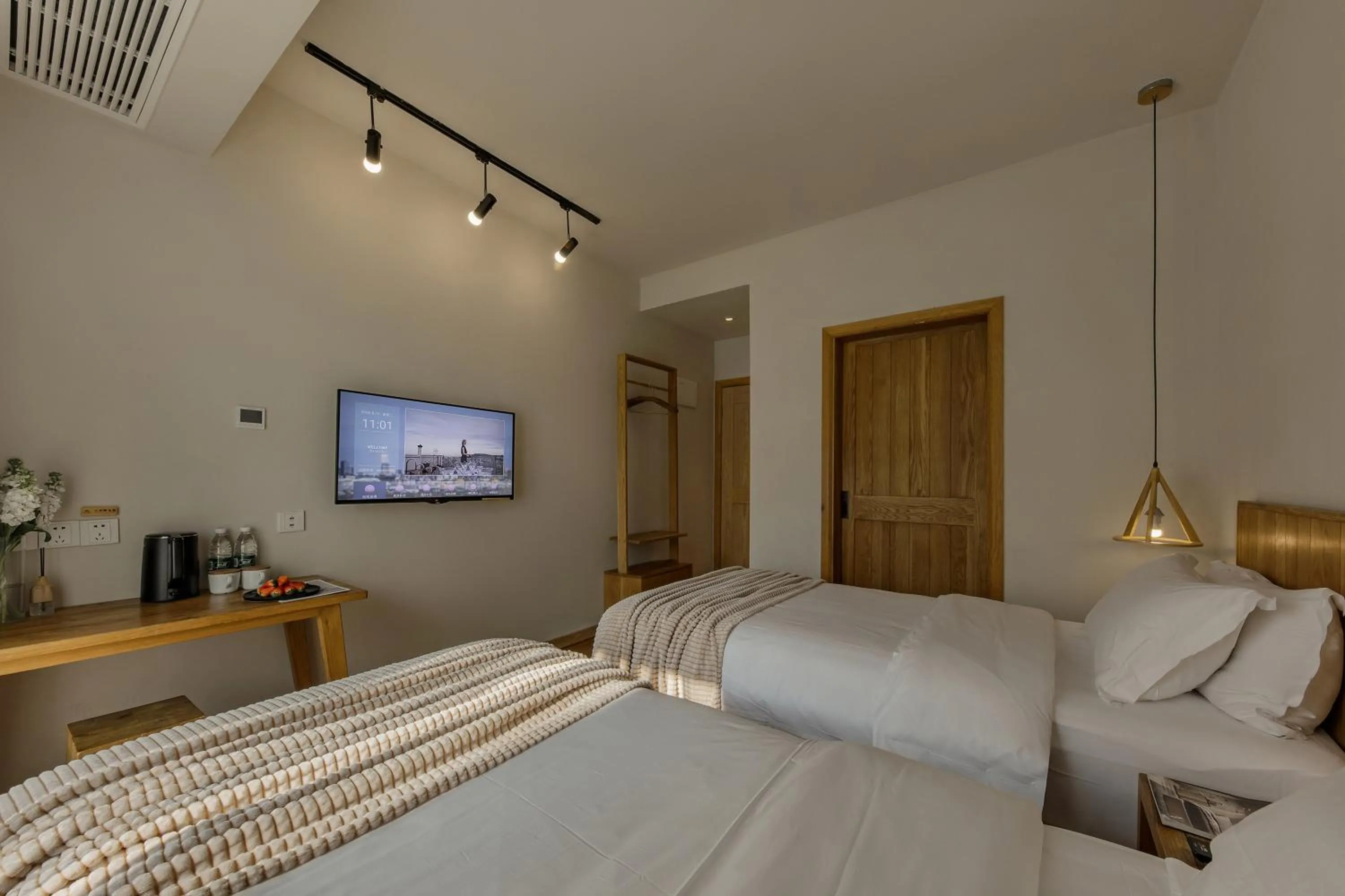 Bedroom, Bed in T innn - West Lake - Yueshang Yunshe Homestay - Hangzhou Taiziwan Park Branch