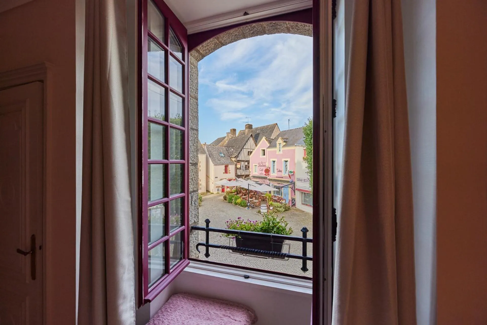 City view in Hôtel Les Deux Magots