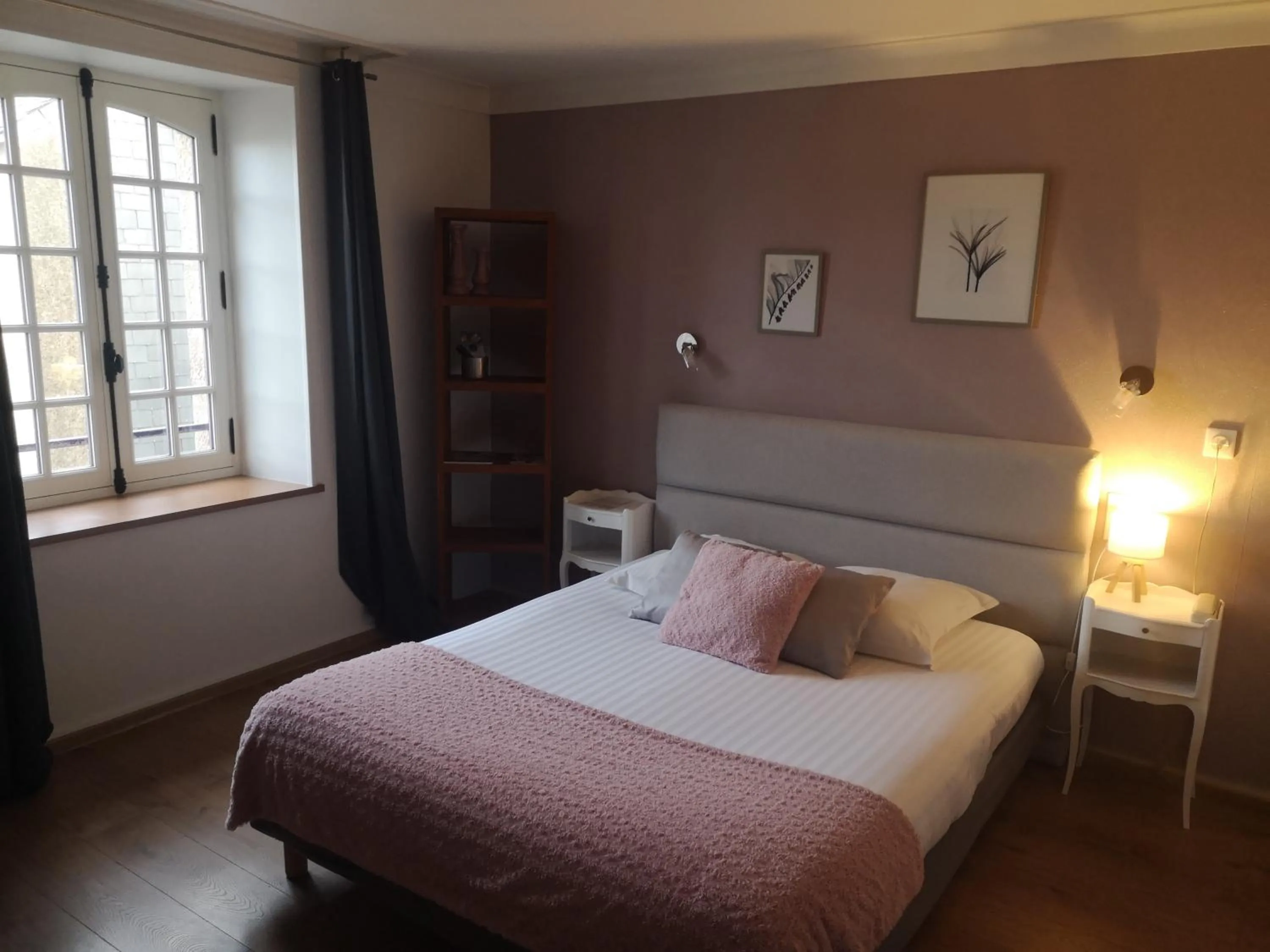 Bed in Hôtel Les Deux Magots