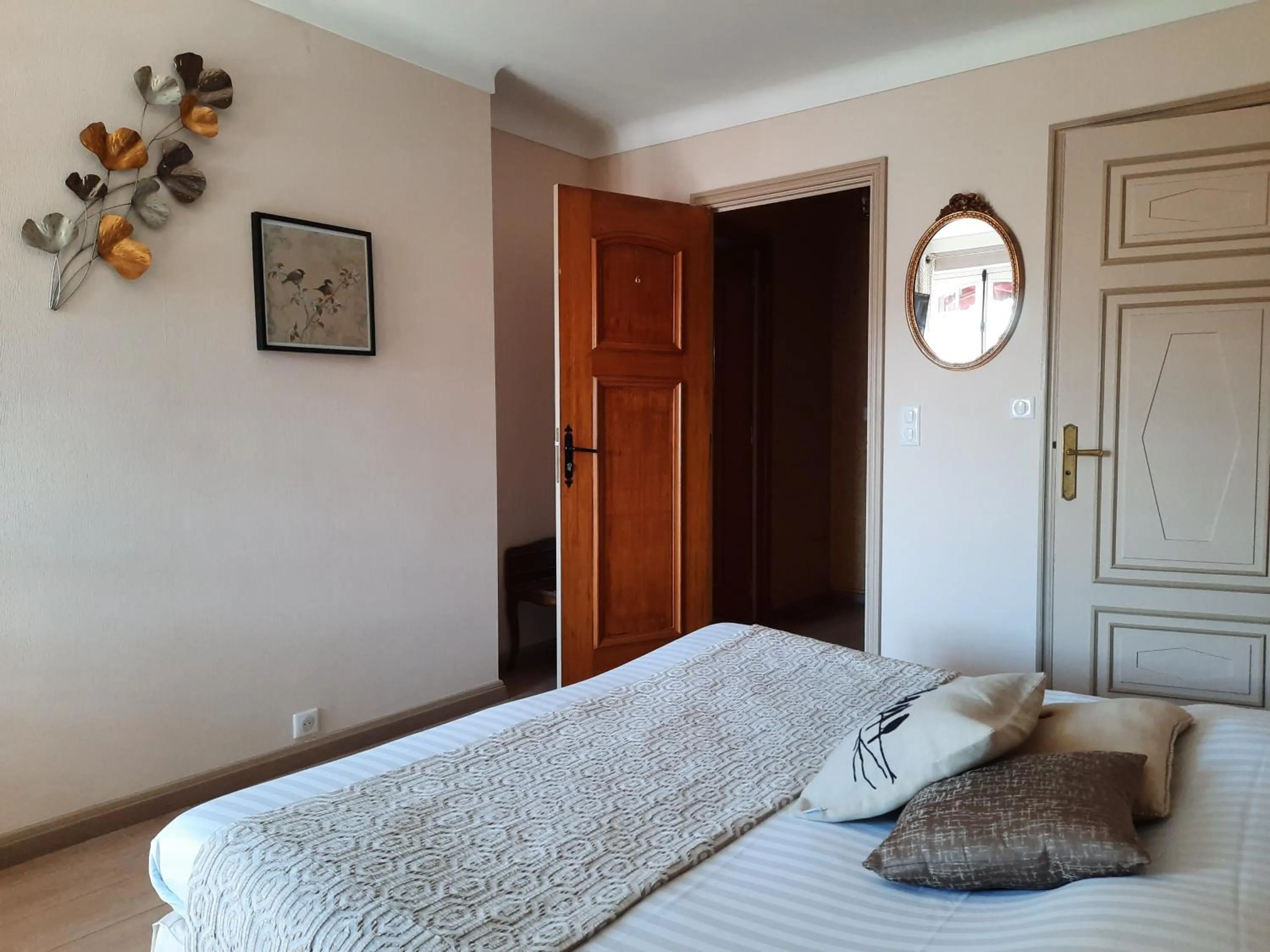 Bed in Hôtel Les Deux Magots