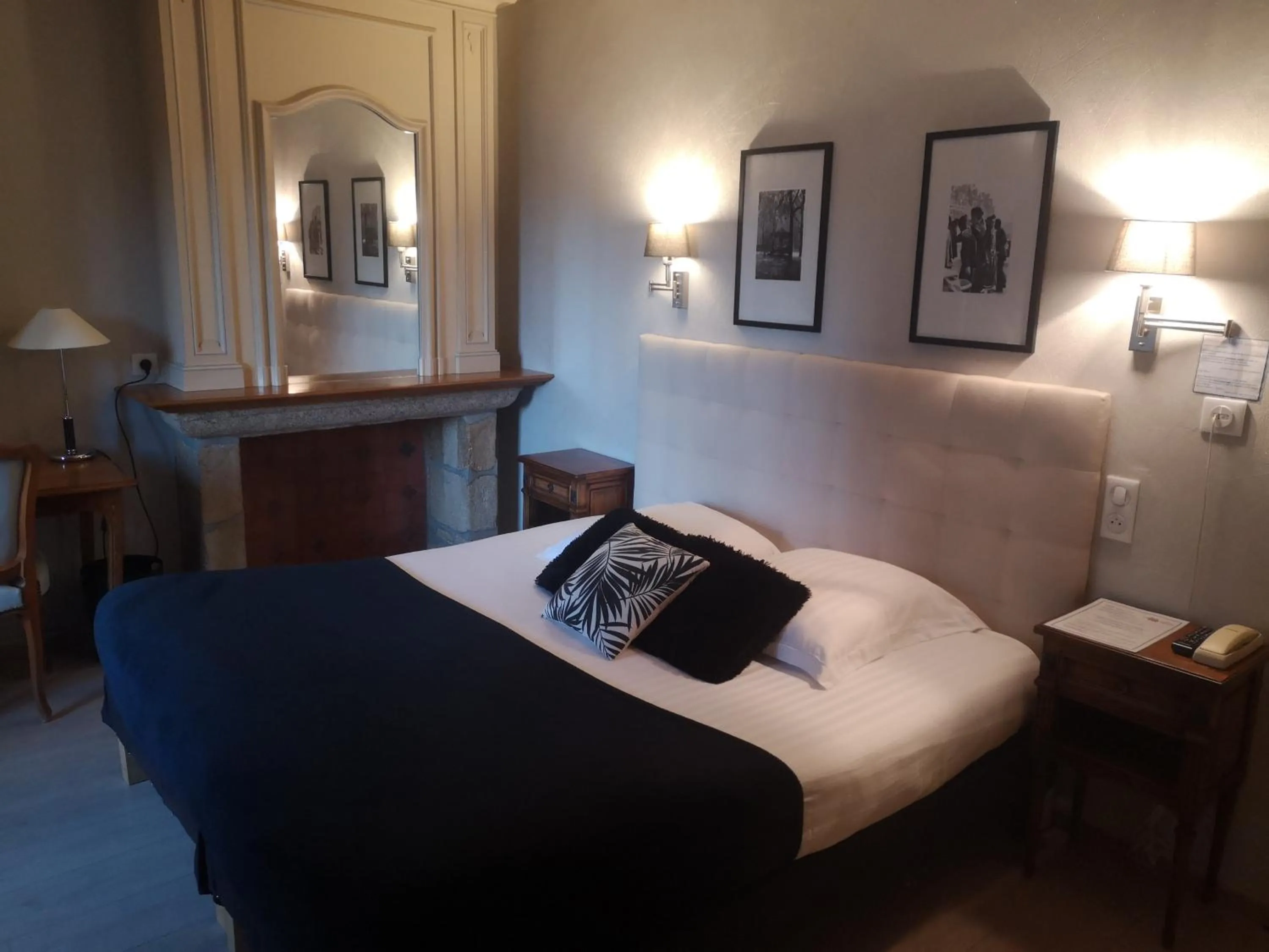 Bed in Hôtel Les Deux Magots