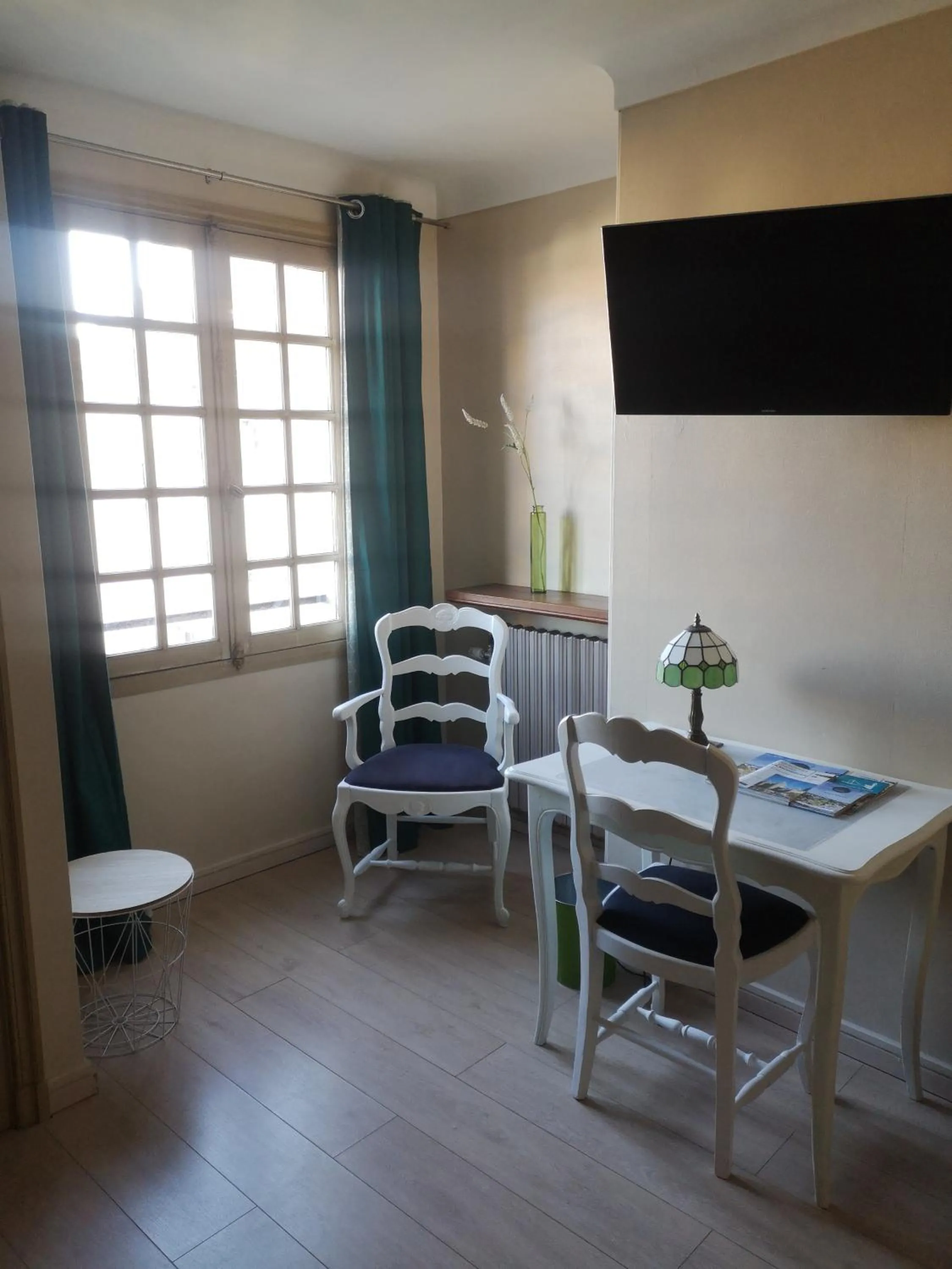 Photo of the whole room in Hôtel Les Deux Magots