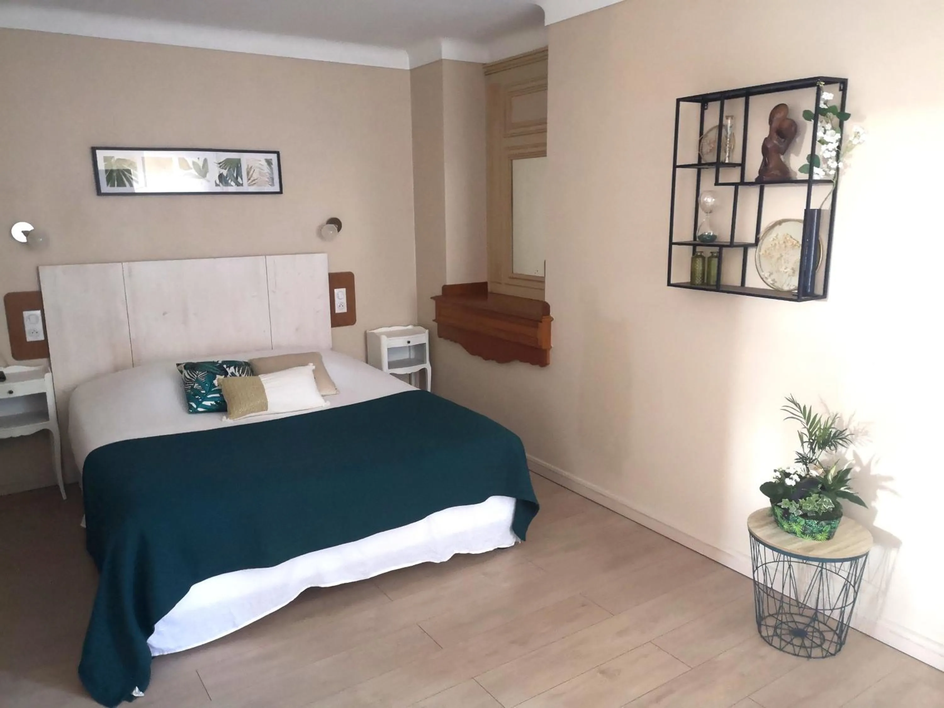 Bed in Hôtel Les Deux Magots