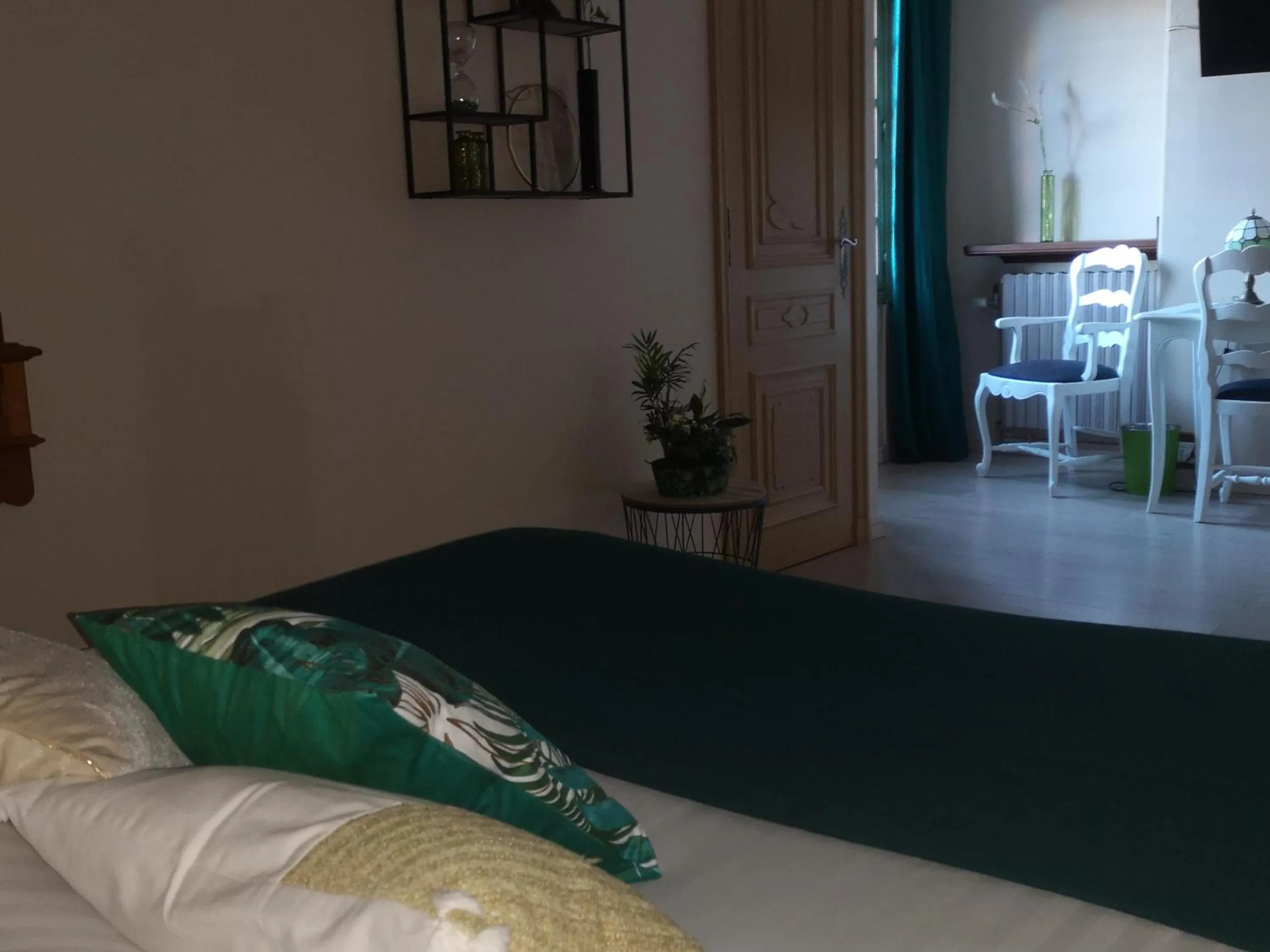 Bed in Hôtel Les Deux Magots