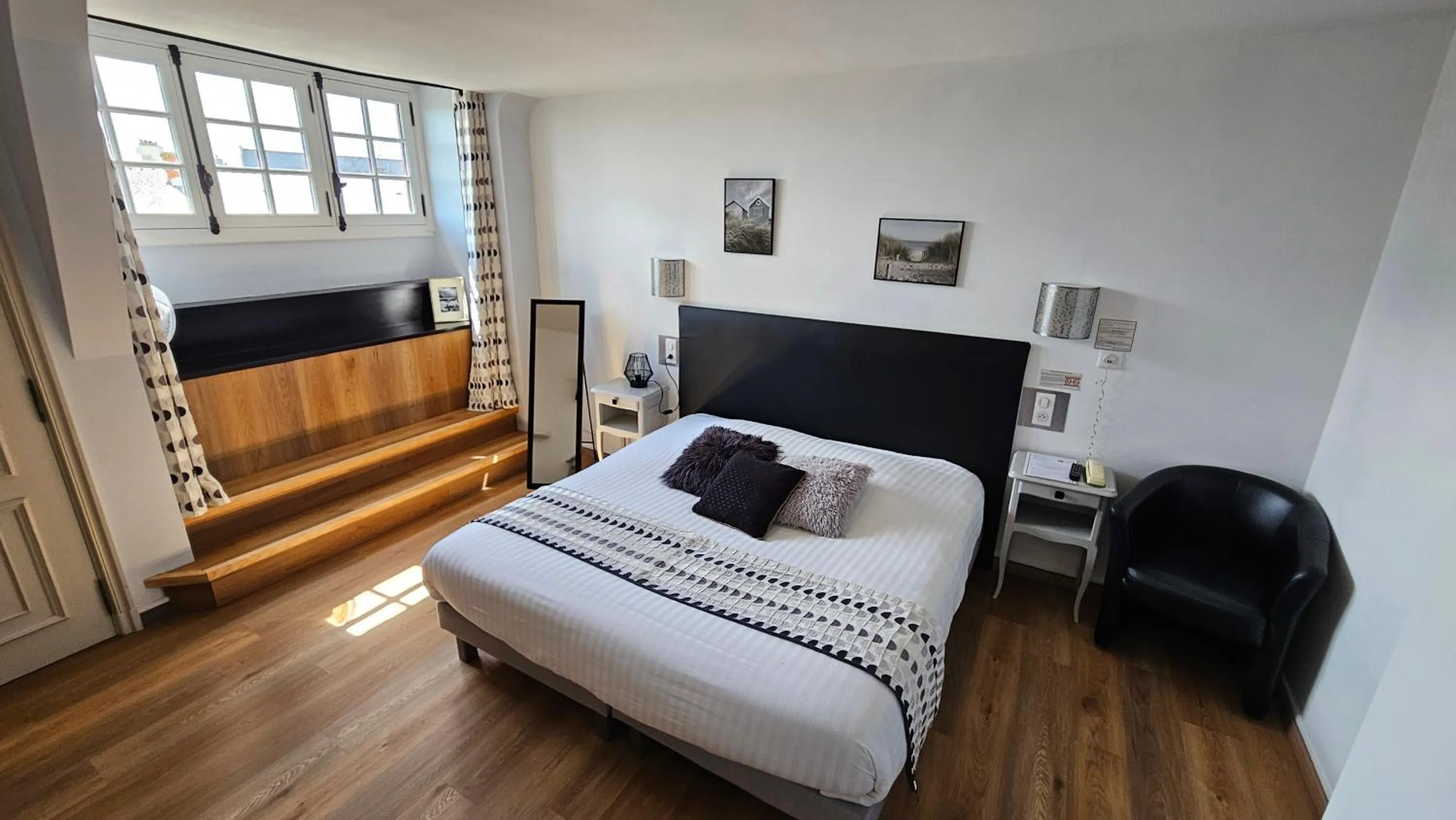 Bed in Hôtel Les Deux Magots