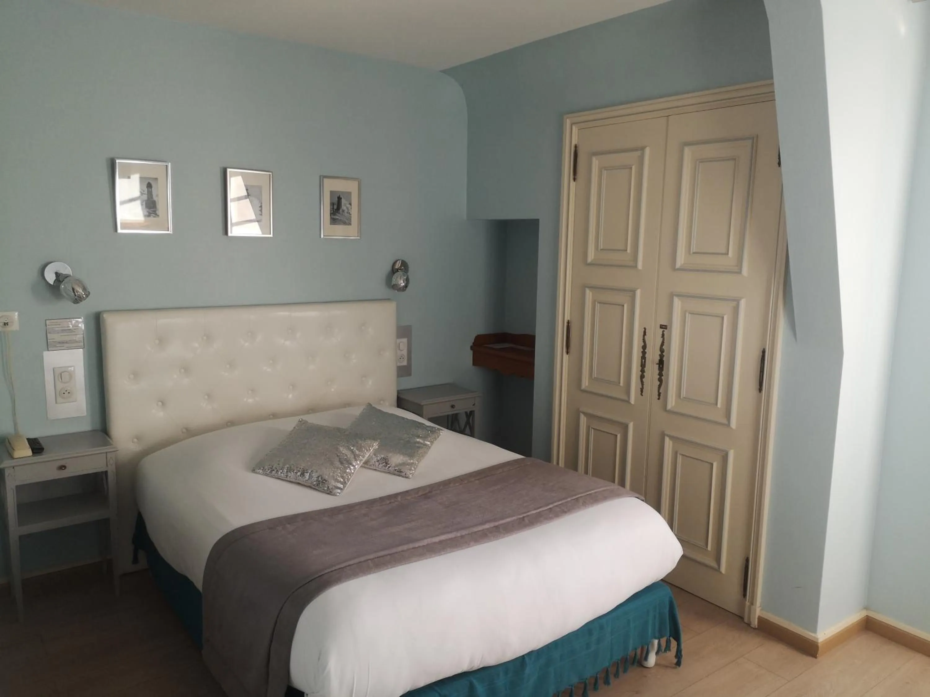 Bed in Hôtel Les Deux Magots