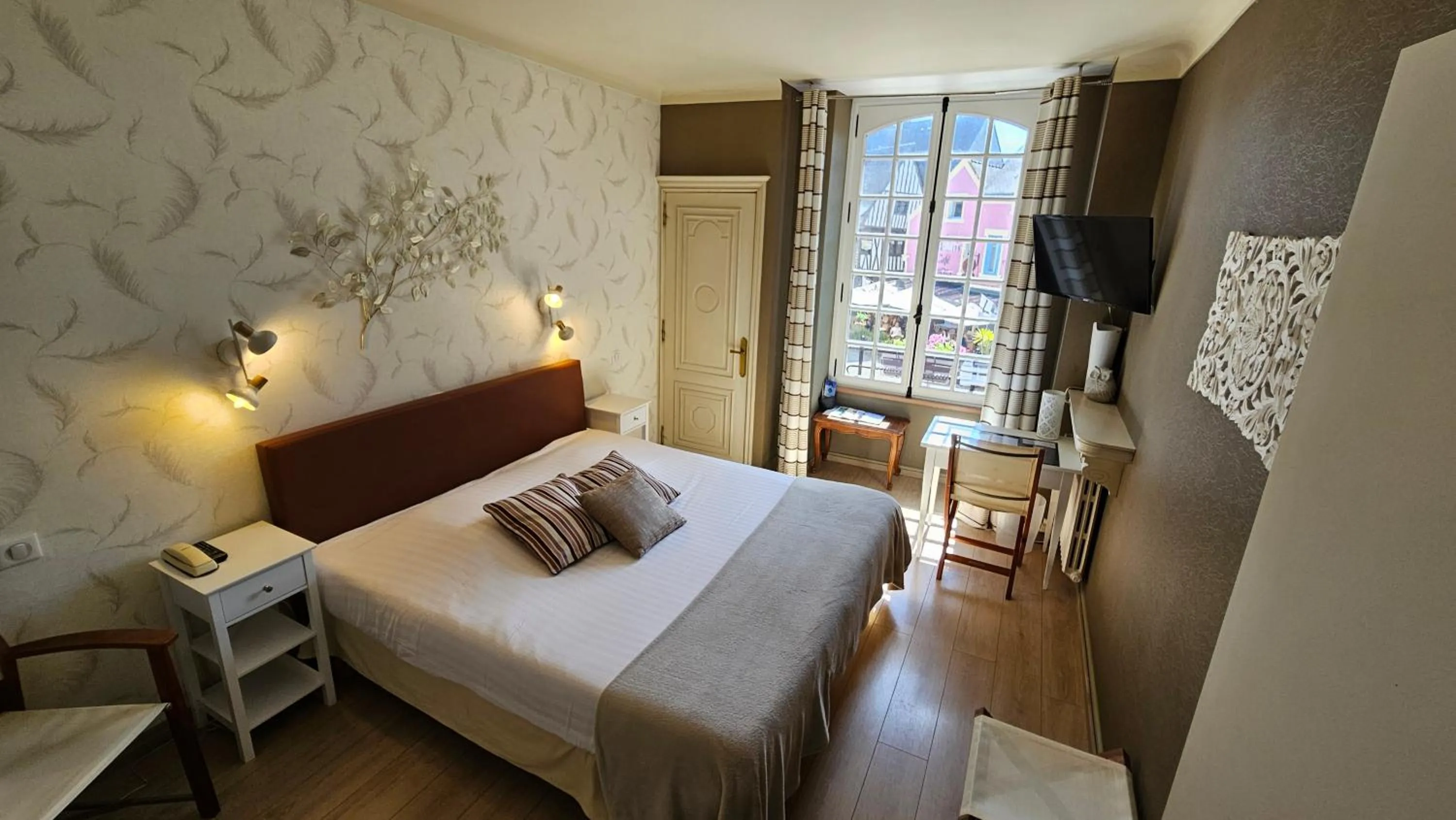 Bed in Hôtel Les Deux Magots