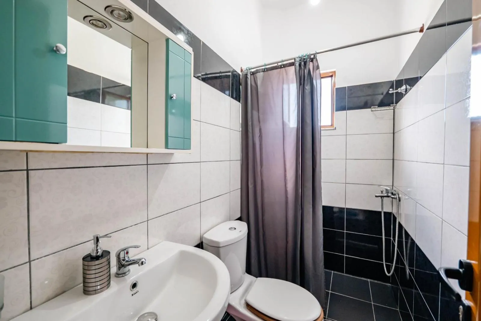 Shower in Vila Pasqyra