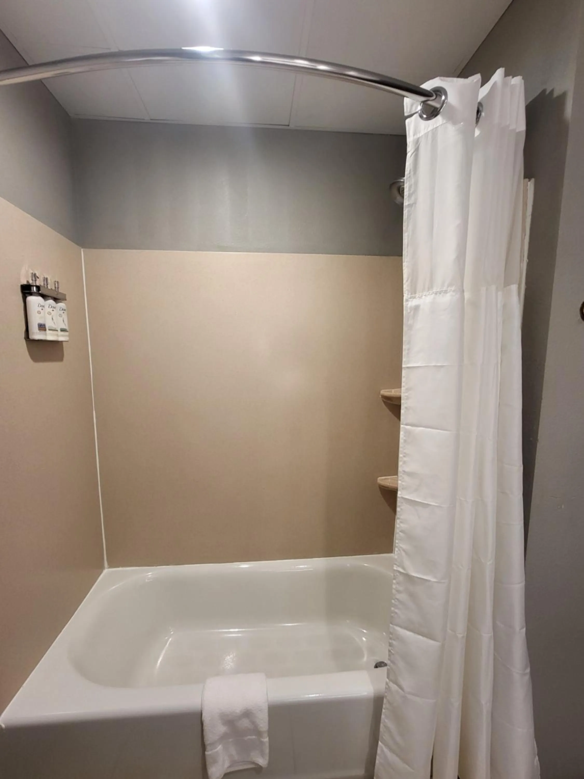 Bath in Route 66 inn & Suites
