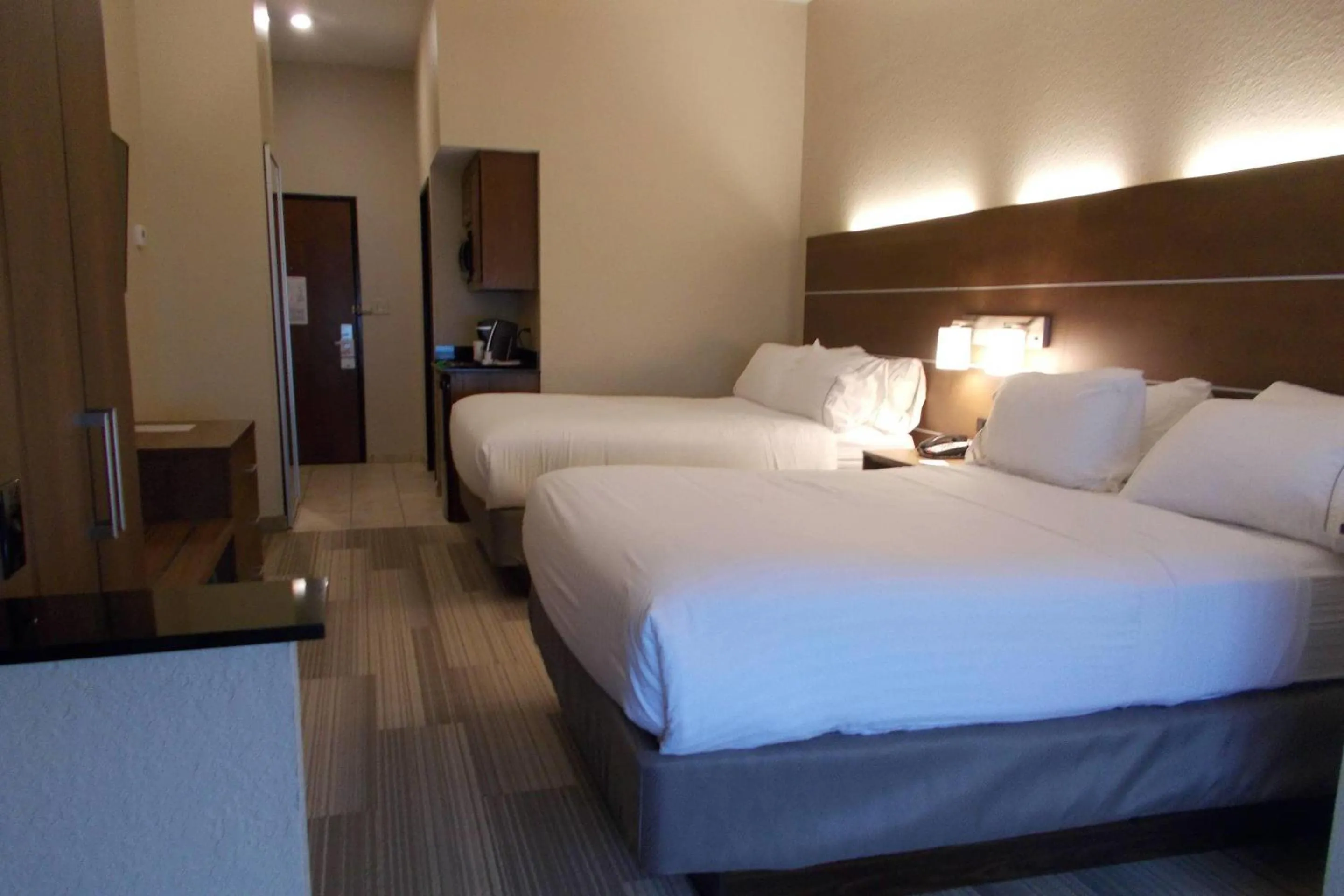 Bedroom, Bed in Comfort Inn & Suites Miami - Route 66