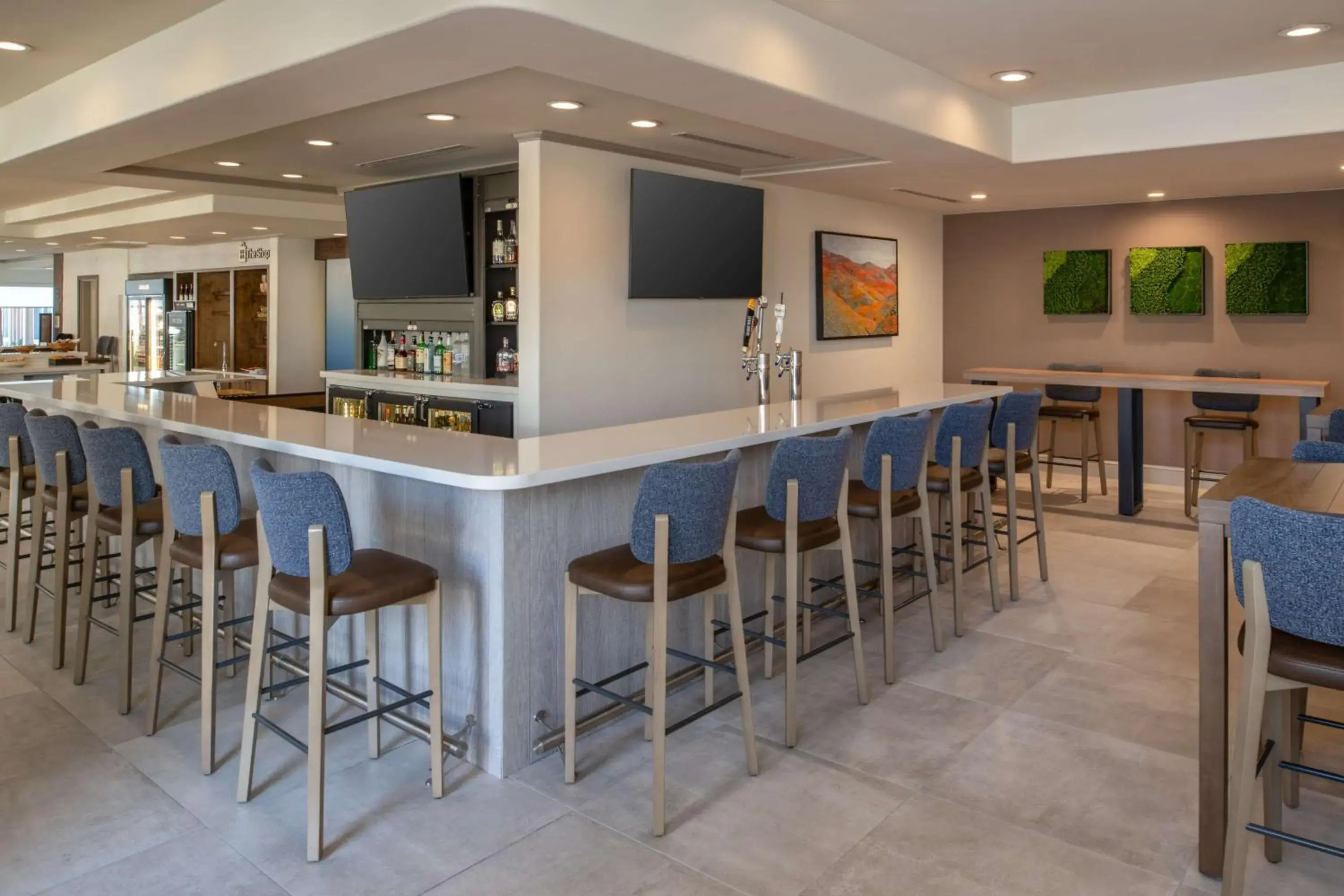 Lounge or bar in Hilton Garden Inn Fontana Lounge or bar in Hilton Garden Inn Fontana