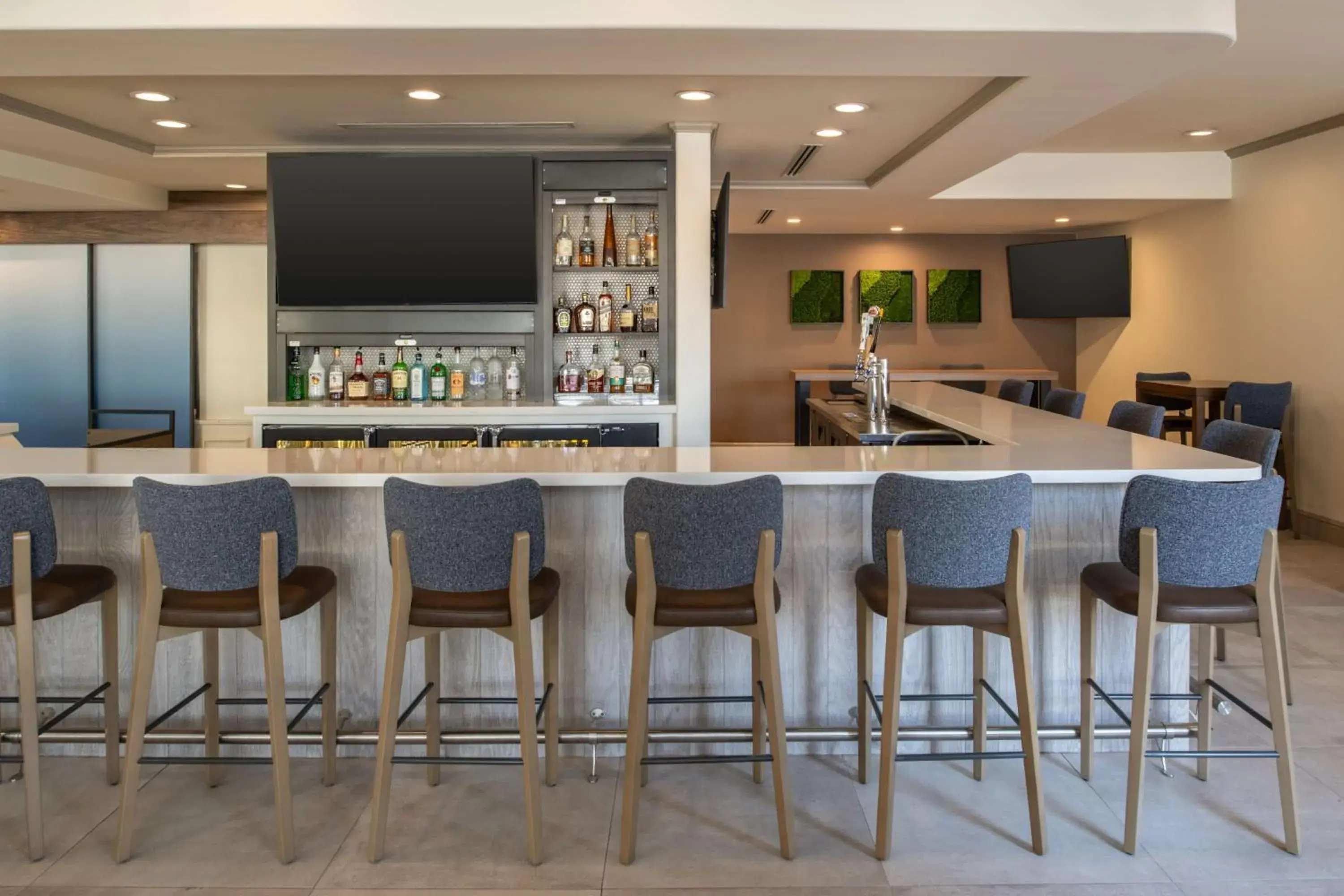 Lounge or bar in Hilton Garden Inn Fontana Lounge or bar in Hilton Garden Inn Fontana
