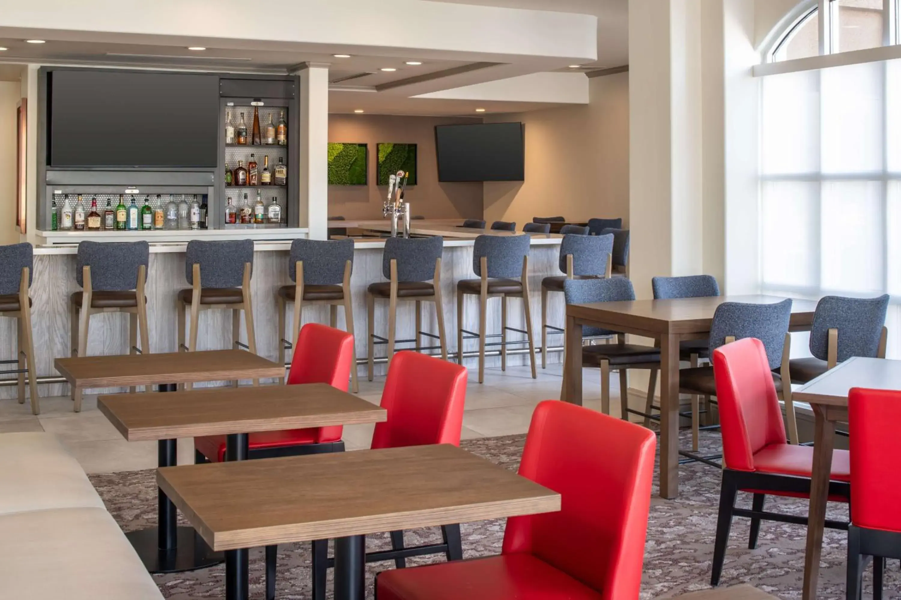 Lounge or bar in Hilton Garden Inn Fontana Lounge or bar in Hilton Garden Inn Fontana