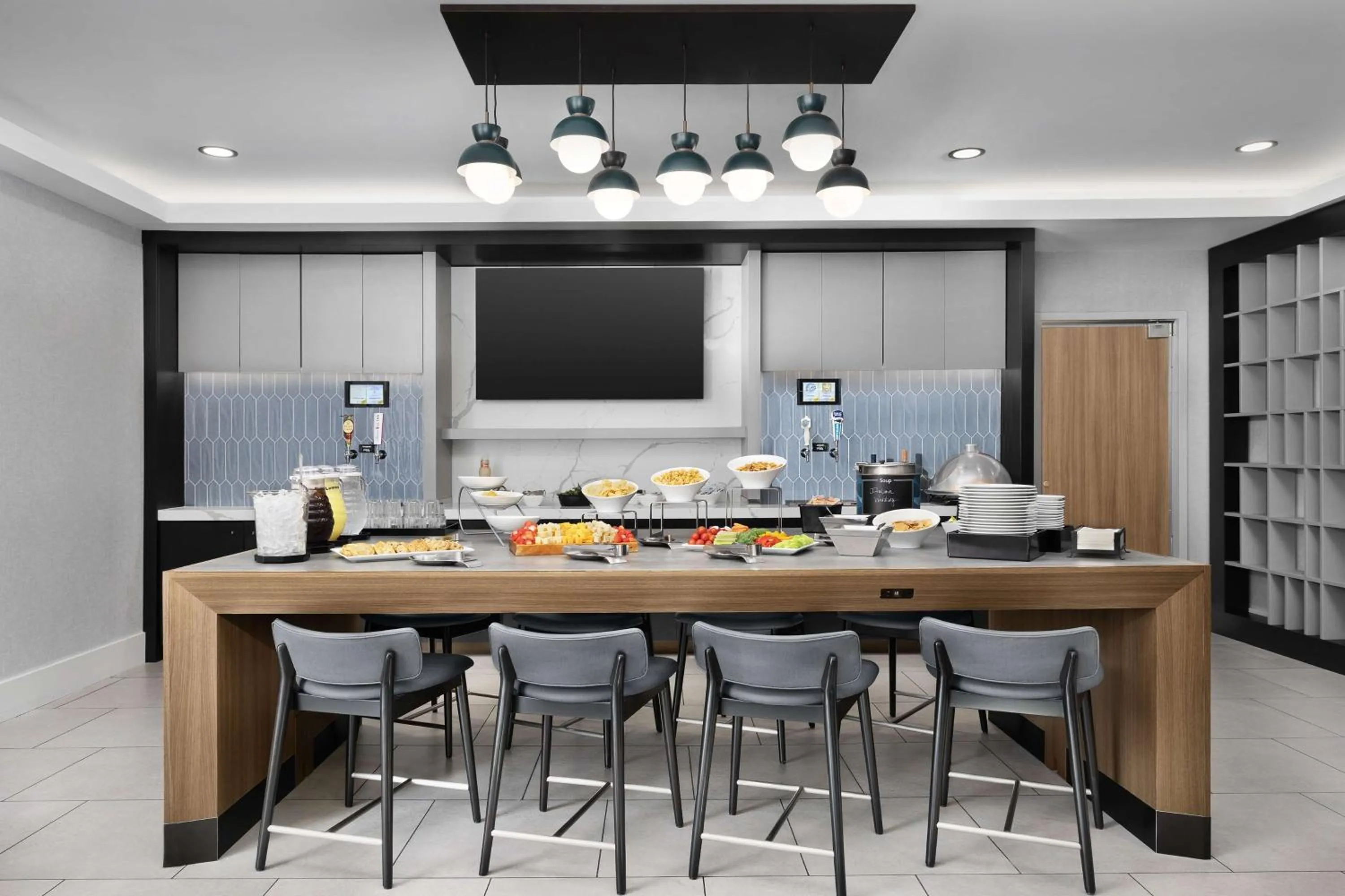 Dining area in Homewood Suites by Hilton York