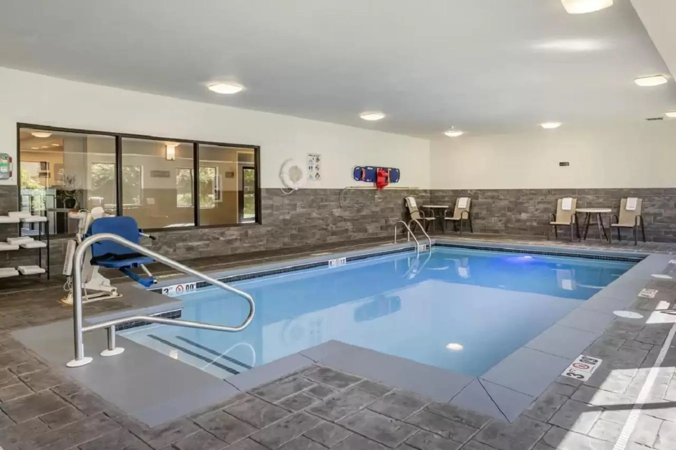 Swimming pool in Comfort Inn La Porte