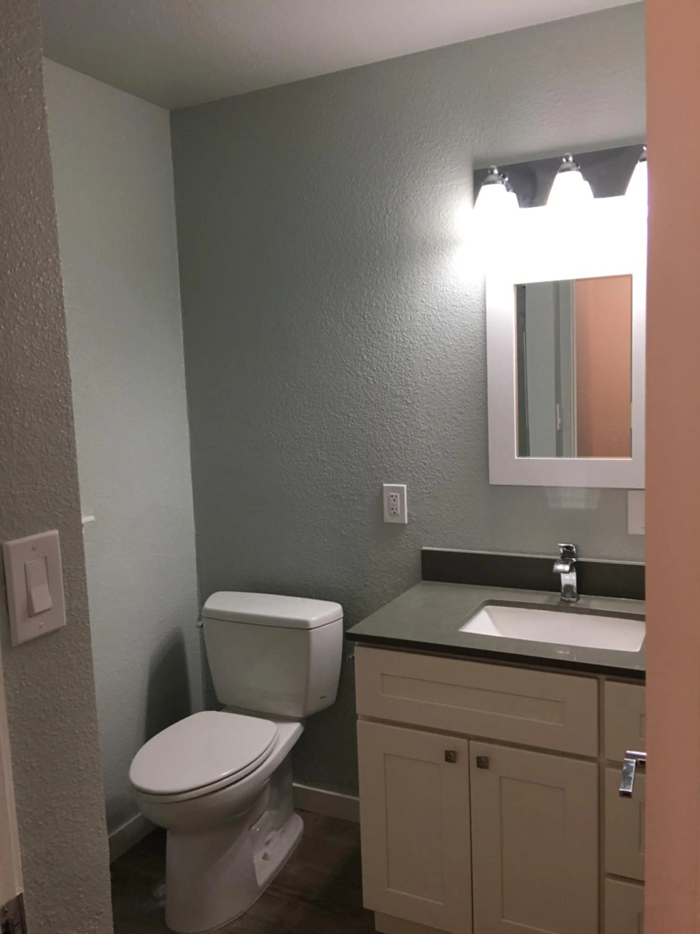 Bathroom in Diablo Mountain Inn Walnut Creek