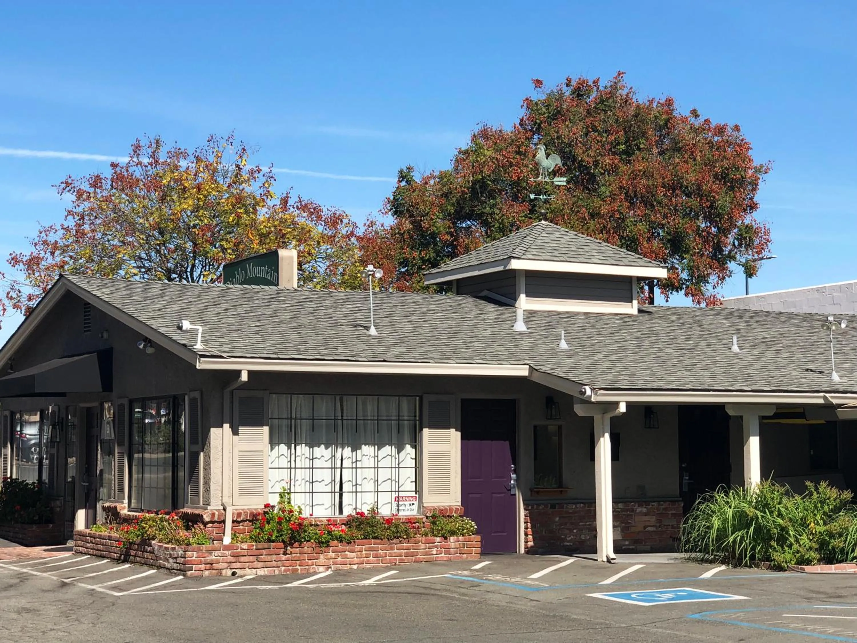 Facade/entrance in Diablo Mountain Inn Walnut Creek