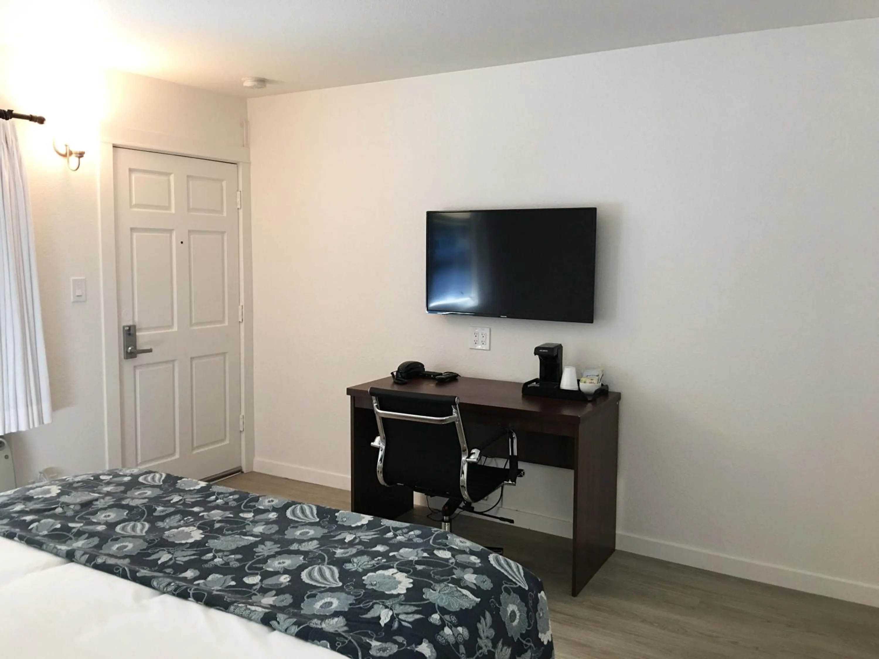 Photo of the whole room, Bed in Diablo Mountain Inn Walnut Creek
