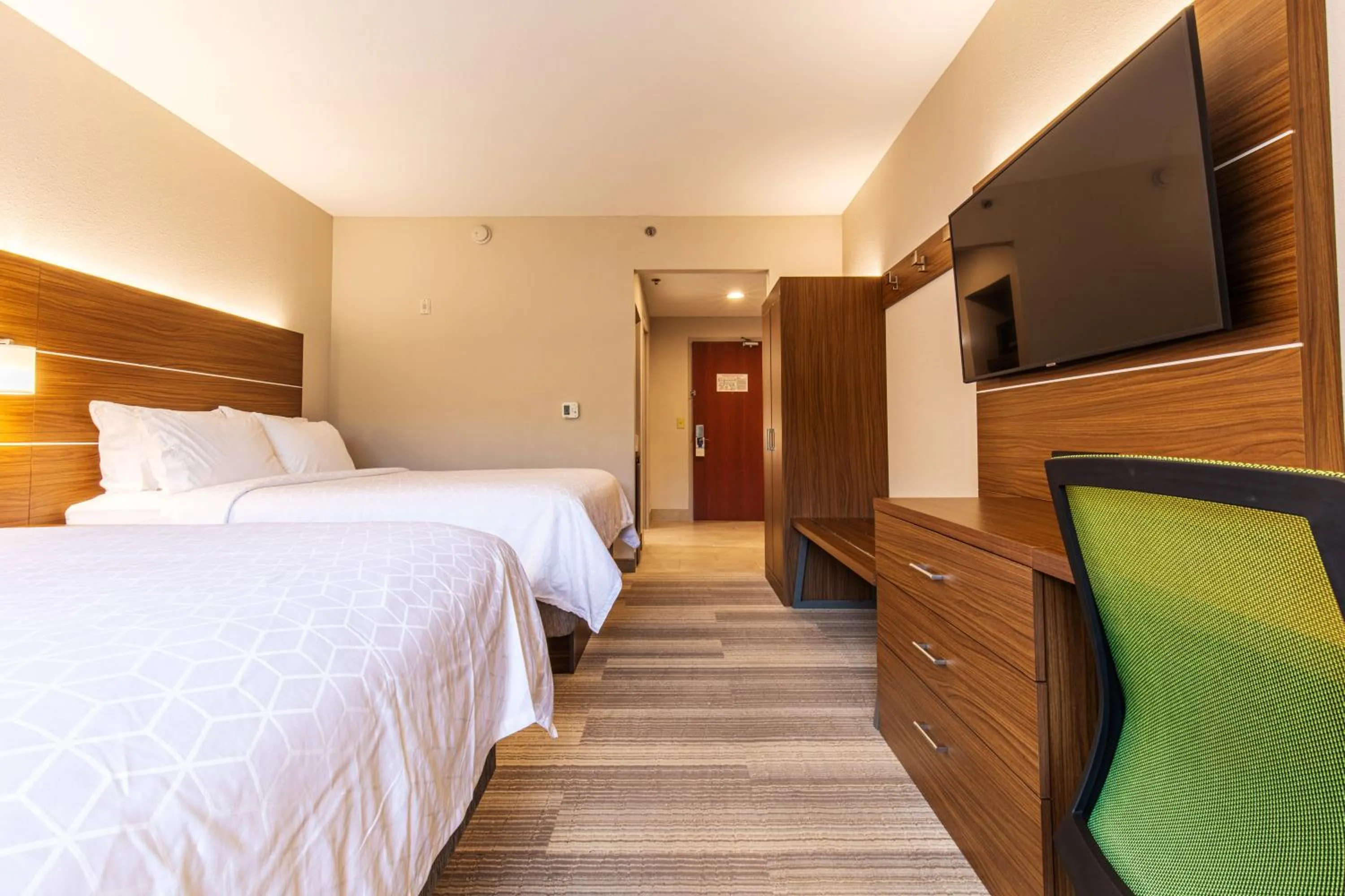 Photo of the whole room, Bed in Holiday Inn Express Johnson City by IHG